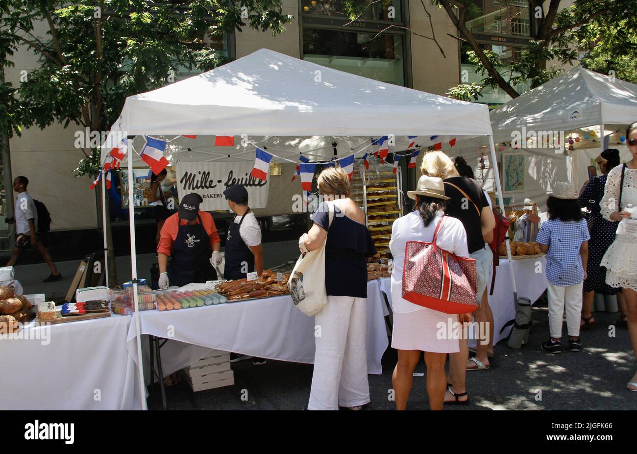 10 luglio 2022, New York, USA: (NUOVO) FIAFÃ¢â‚¬â„¢giorno della Bastiglia a New York. 10 luglio 2022, New York, USA: Il FIAFÃ¢â‚¬â„¢S Bastille Day, che celebra la Giornata Nazionale di FranceÃ¢â‚¬â„¢, si svolge a New York su Madison Avenue dal 59th al 63 strada con cucina francese, musique, danza e una miriade di attrazioni per tutta la famiglia, a partire dal 12pm -5pm con la presenza di molte persone; bambini, ragazzi e adulti. L'evento include spettacoli dal vivo sul palco principale con Paul Beaubrun, DJ Orson, Cal Hunt e il Musical Notre Dame de Paris. ItÃ¢â‚¬â„¢è libero e aperto a tutti e con la presenza di NYPD Foto Stock