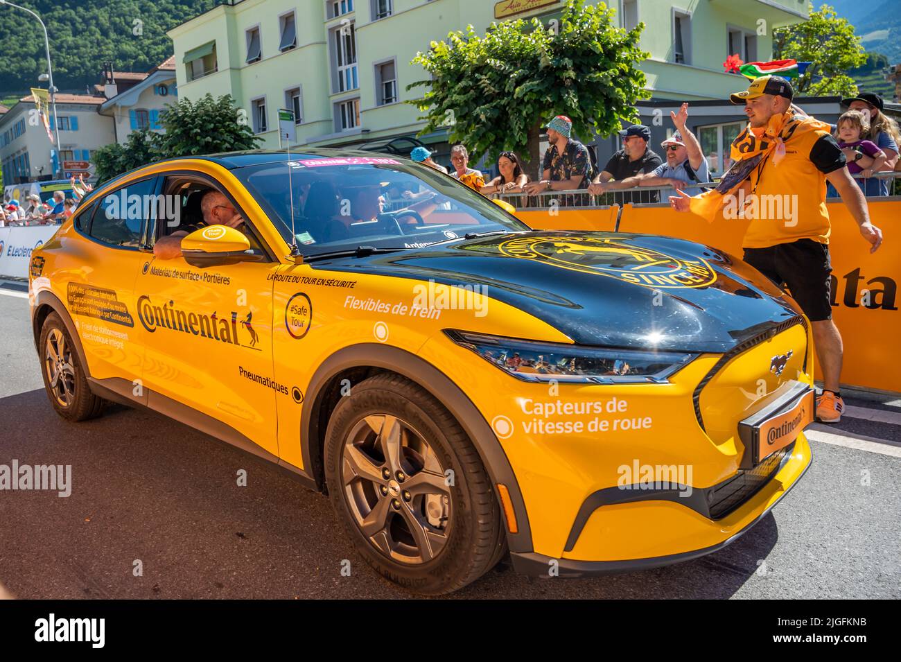 Aigle, Canton Vallese, Svizzera -10.07.2022: Passaggio di un'auto pubblicitaria di Continental nella roulotte del Tour de France in Svizzera. Foto Stock