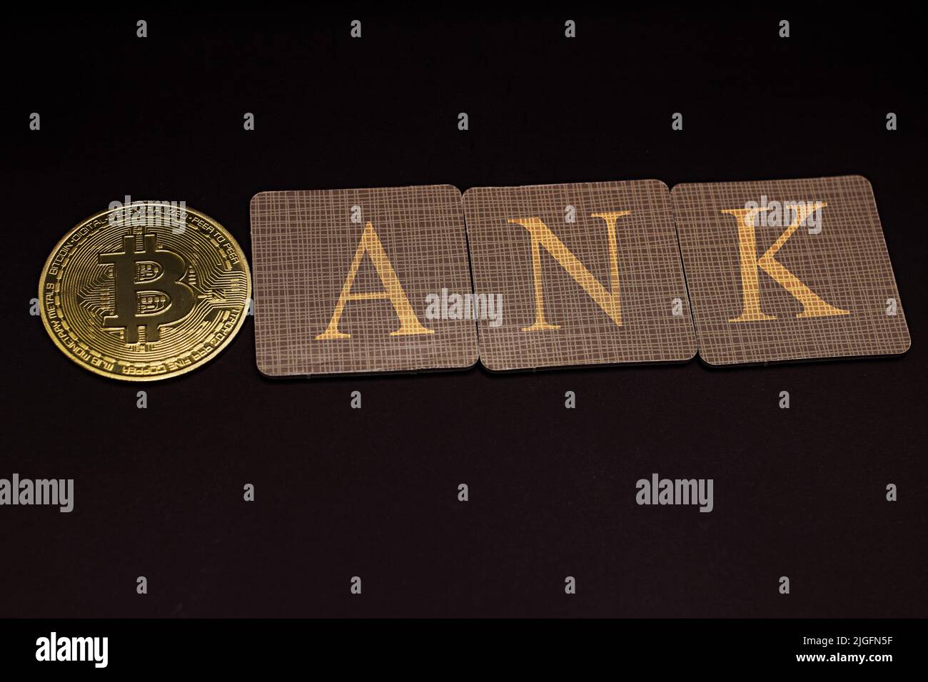 La banca di parole che usa la B come moneta di bit . Concetto di banca Bitcoin Foto Stock