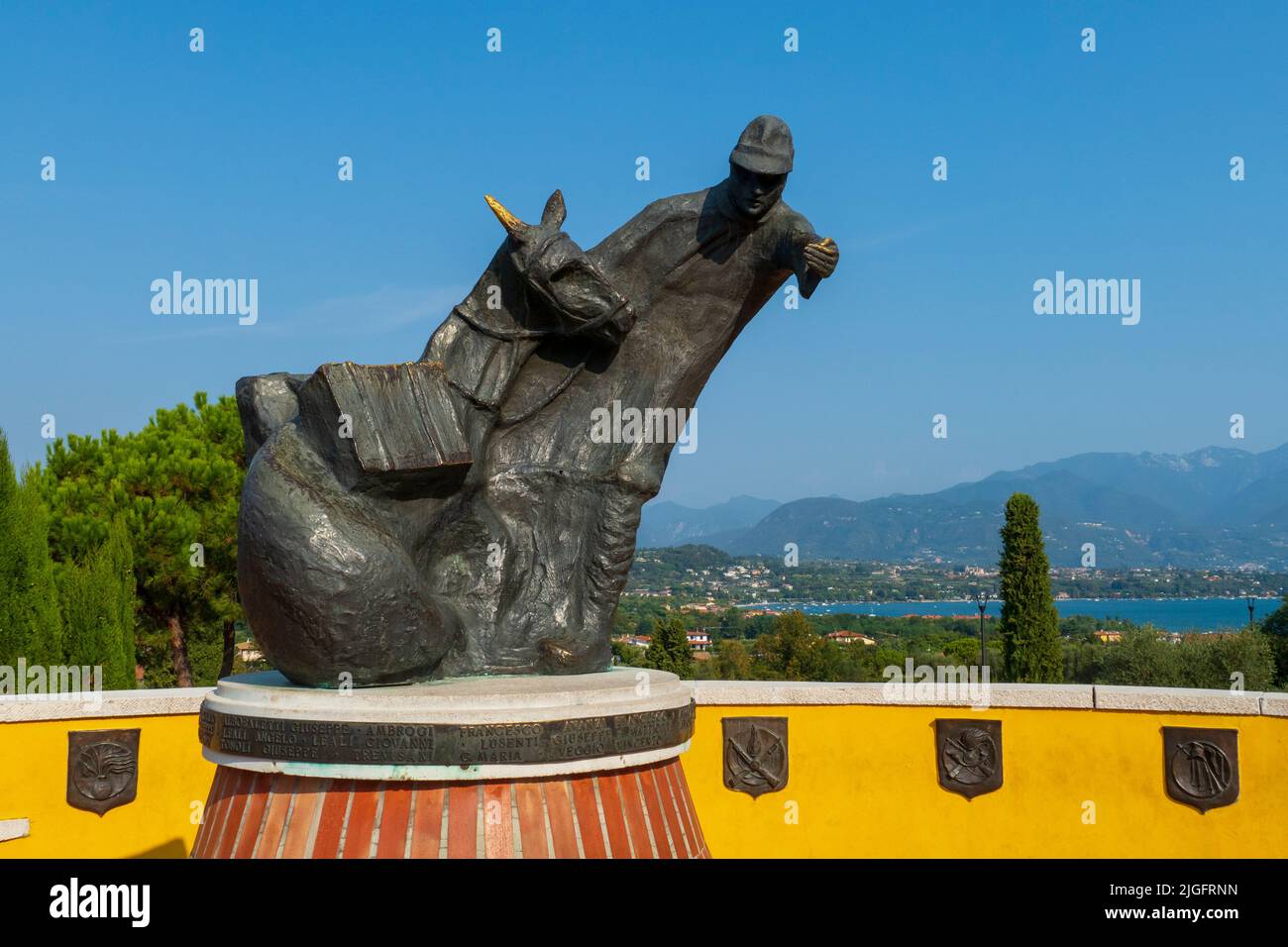Alpines Denkmal mit Mann und Pferd auf öffentlichem Platz in Manerba Gardasee Foto Stock