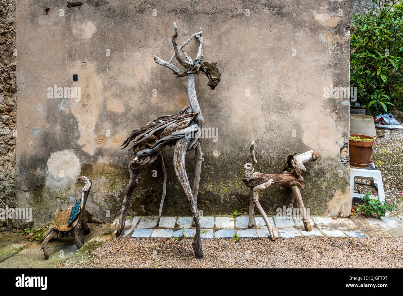 Sculture animali dell'artista di Mourèze Emmanuel Cometto in legno incompiuto Foto Stock