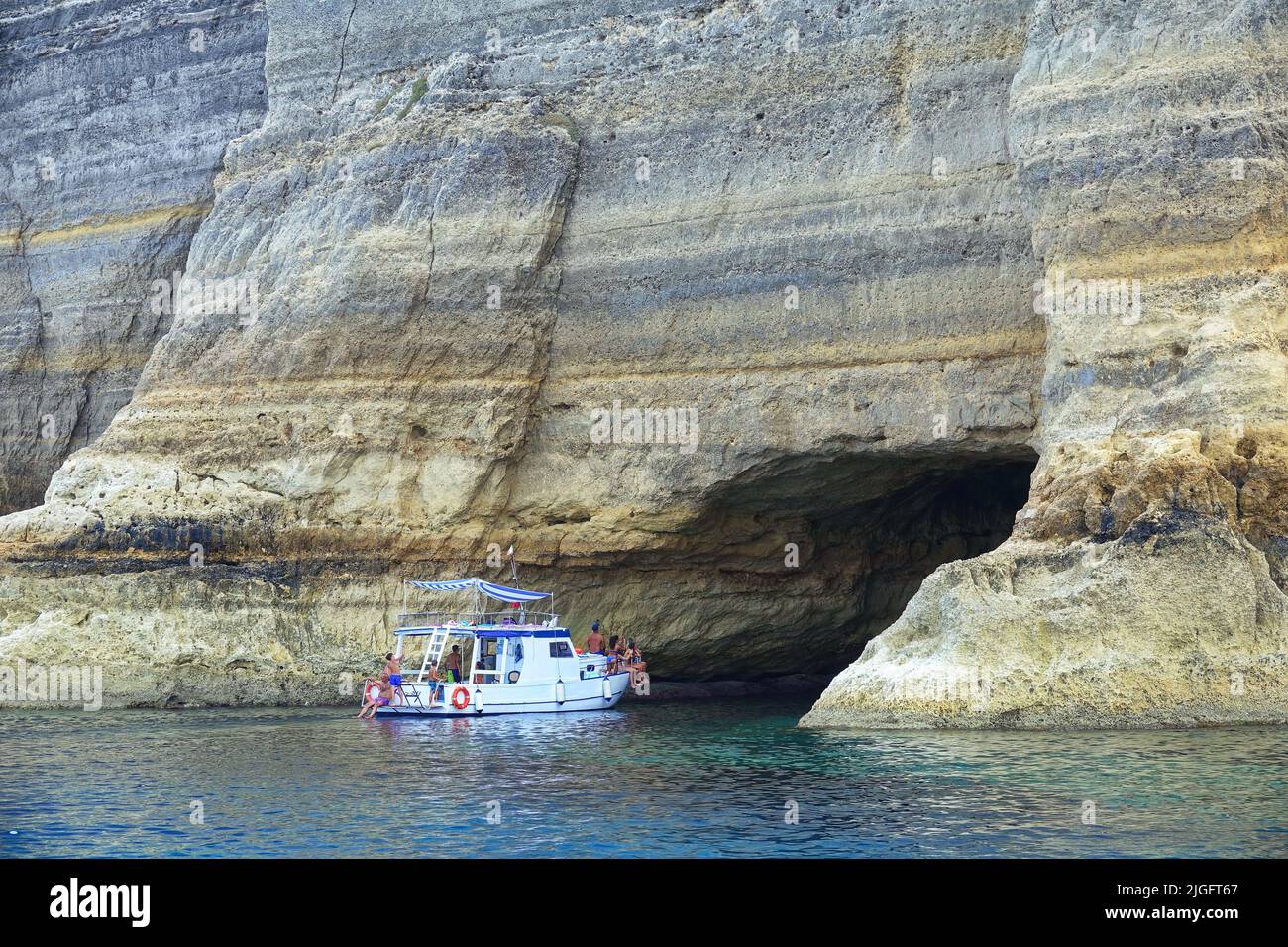 Vista sulla costa dell'isola di Lampedusa paradiso del mare per yacht e nuotatori. Lampedusa, Italia - Agosto 2019 Foto Stock