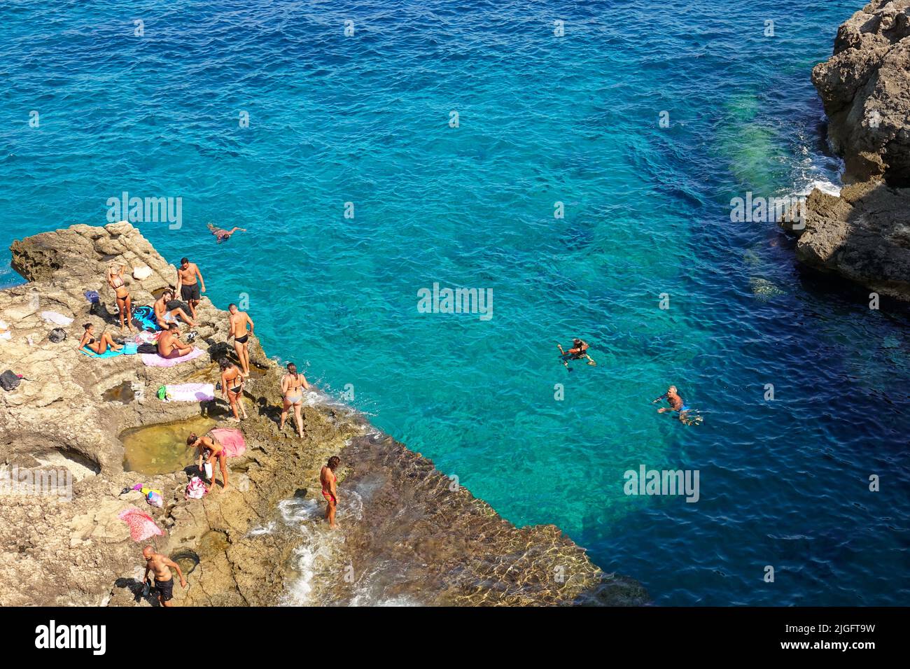 Vista sulla costa dell'isola di Lampedusa paradiso del mare per yacht e nuotatori. Lampedusa, Italia - Agosto 2019 Foto Stock