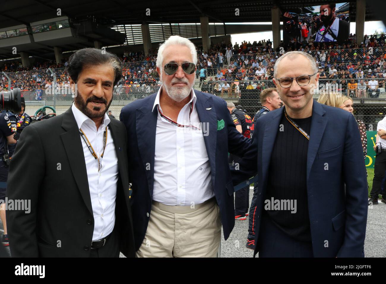 SPIELBERG, Austria. 10th luglio 2022. Lawrence ROW, proprietario, azionista di Aston Martin (C) in posa con Mohammed ben SULAYEM, presidente della FIA e Stefano DOMENICALI della FOM, attuale amministratore delegato del Gruppo Formula uno, gara F1 al Red Bull Ring, Oesterreich Ring, Formula uno, Gran Premio D'AUSTRIA, Grosser Preis von OESTERREICH, GP d'Autriche, Motorsport, Formel1, Immagine del canone responsabile, Copyright Credit: ATP Images/ Arthur THILL (THILL Arthur/ATP/SPP) Credit: SPP Sport Press Photo. /Alamy Live News Foto Stock