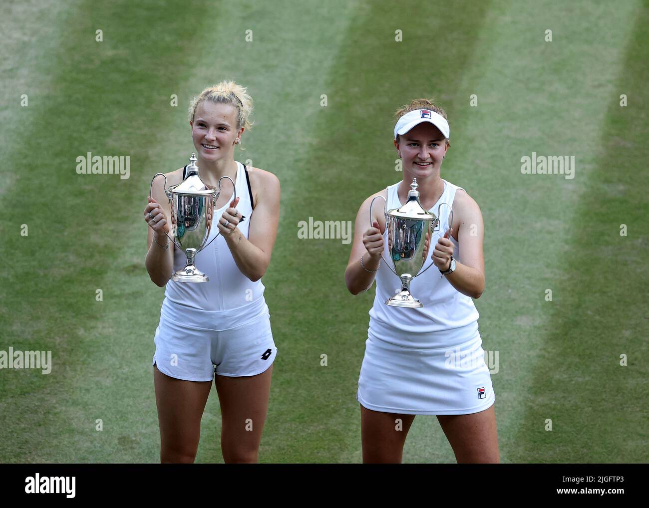 Londra, Regno Unito. 10 luglio 2022, All England Lawn Tennis and Croquet Club, Londra, Inghilterra; torneo di tennis di Wimbledon, finale doppio femminile; Barbora Krejcikova (CZE) e Katerina Siniakova (CZE) si presentano con il trofeo finale delle doppie donne dopo aver sconfitto Elise Mertens (bel) e Shuai Zhang (CHN) Credit: Action Plus Sports Images/Alamy Live News Credit: Action Plus Sports Images/Alamy Live News Foto Stock