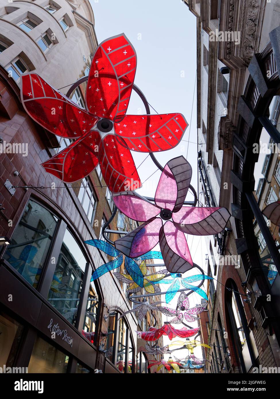 Londra, Greater London, Inghilterra, 15 2022 giugno: Fiori artificiali colorati appesi in una strada al largo di Floral Street nella zona del Convent Garden. Foto Stock