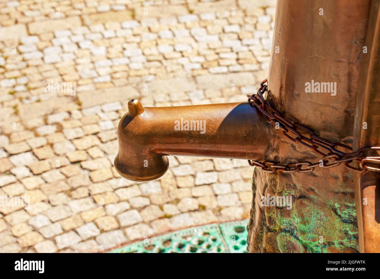 Vecchia pompa dell'acqua manuale. Pompa dell'acqua in ghisa vintage con  manico per il pompaggio Foto stock - Alamy