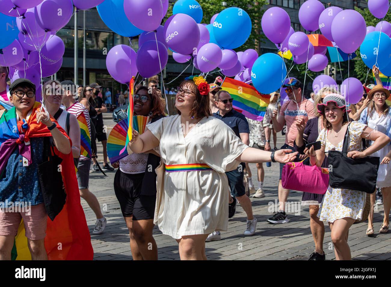 Persone con palloncini Nordea alla sfilata Helsinki Pride 2022 a Mannerheimintie, Helsinki, Finlandia Foto Stock