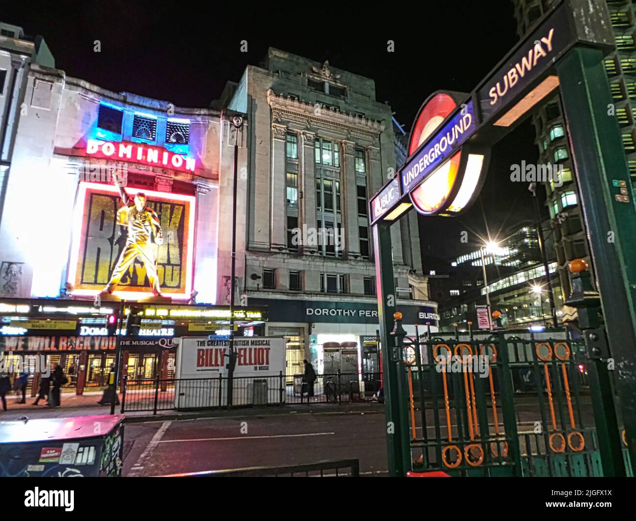 Londra, Regno Unito - Gennaio 01 2001 - l'ingresso alla stazione della metropolitana di Tottenham Court Road di notte su Tottenham Court Roaad Foto Stock