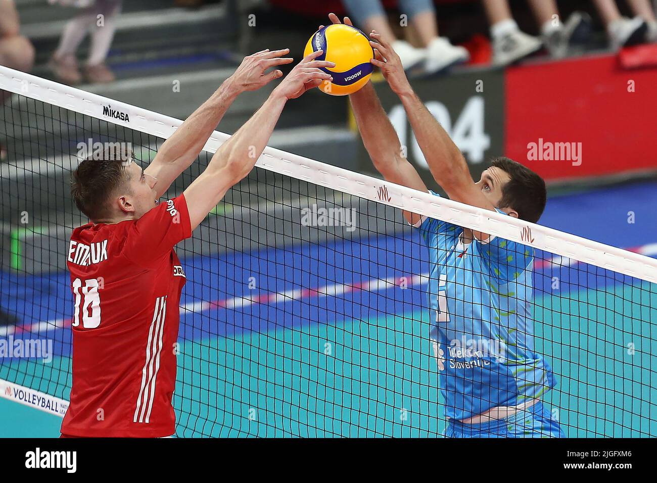 Danzica, Polonia. 10th luglio 2022. Kamil Semeniuk (L) di Polonia e Gregor Ropret (R) di Slovenia durante la partita maschile FIVB Volleyball Nations League 2022 tra Polonia e Slovenia a Danzica, Polonia, 10 luglio 2022. Credit: PAP/Alamy Live News Foto Stock