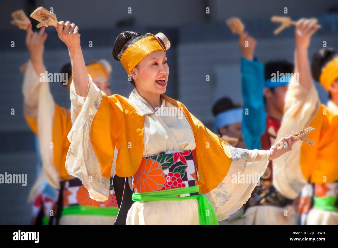 Ballerino con naruko che si esibisce a Yosakoi Matsuri, Harajuku, Tokyo, Giappone Foto Stock