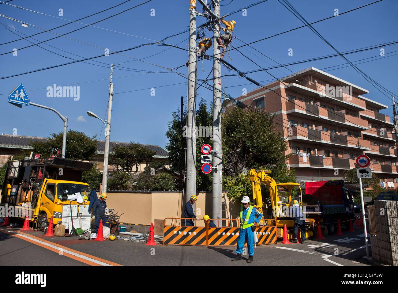 Riparazione di energia elettrica crew Naka Ikegami Tokyo Japan Foto Stock