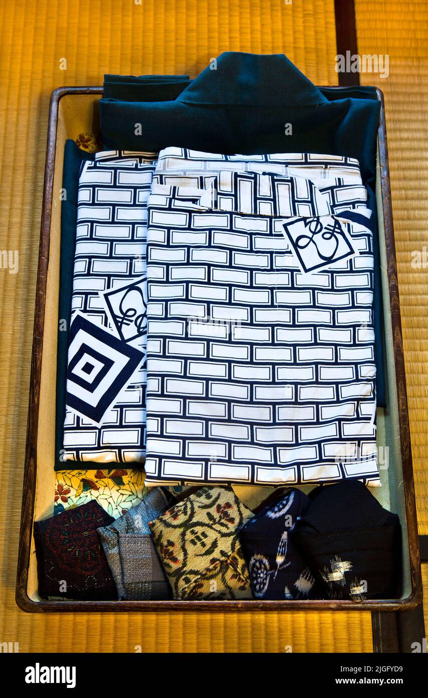 Accappatoio, giacca hori e cinture piegati in yukata in un resort onsen a Shizuoka, Giappone Foto Stock