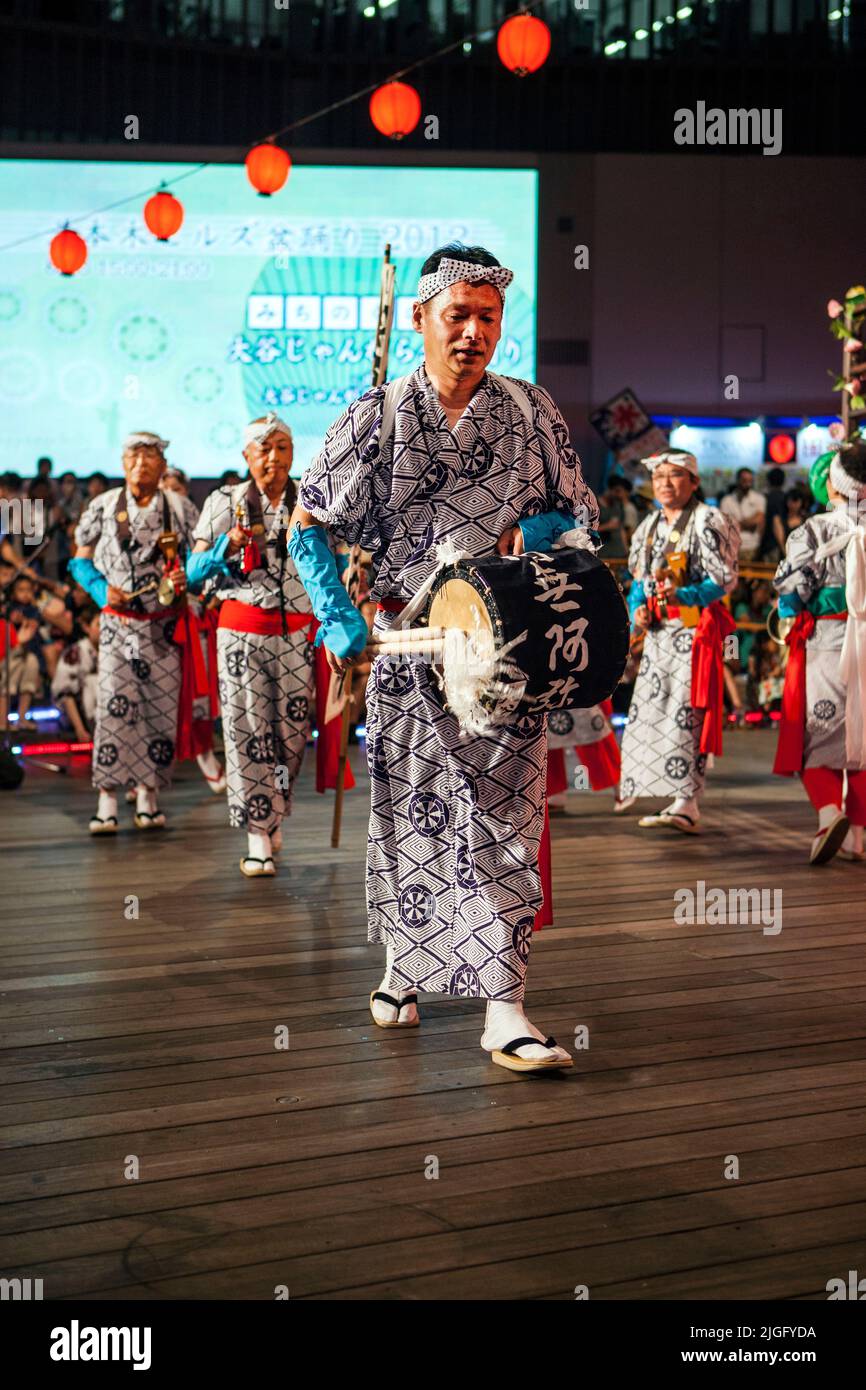 Ballerini e musicisti folk si esibiscono al festival Bonodori di Roppongi, Tokyo, Giappone Foto Stock