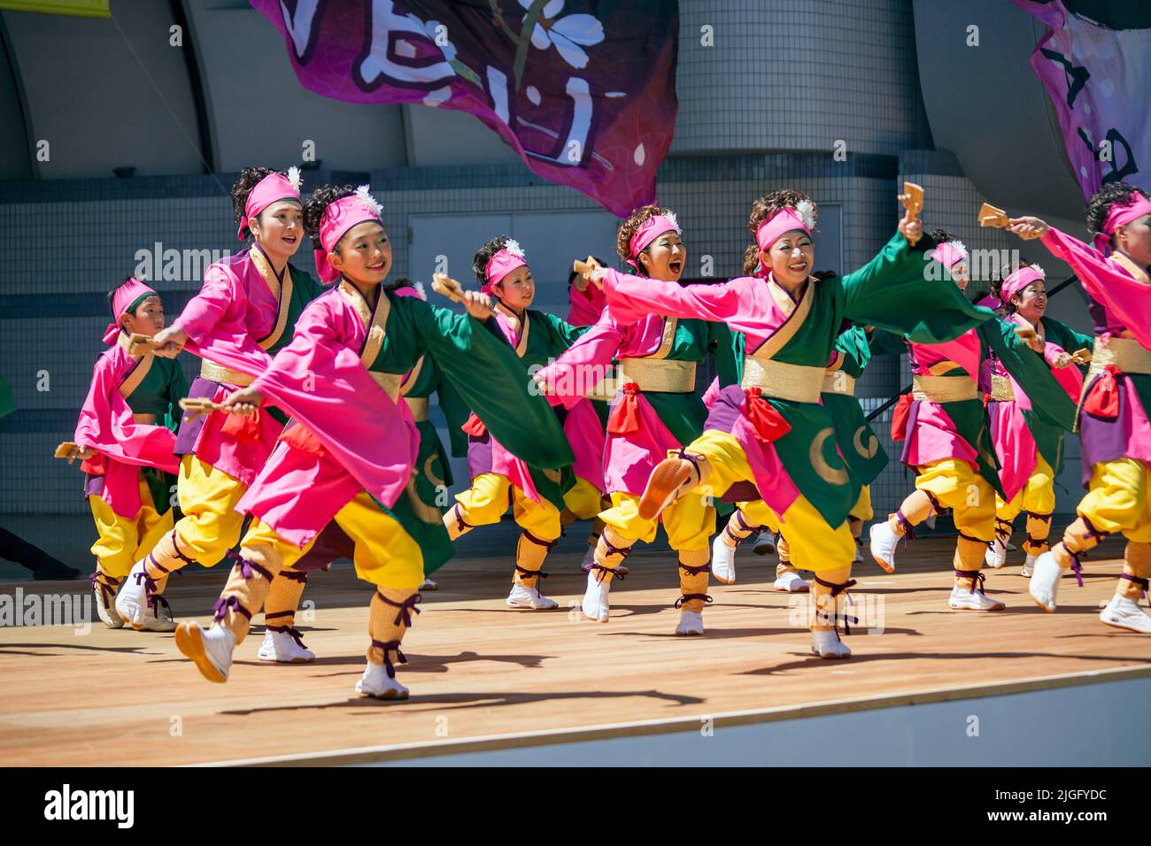 I ballerini folk si esibiscono a Yosakoi Matsuri, Harajuku, Tokyo, Giappone Foto Stock