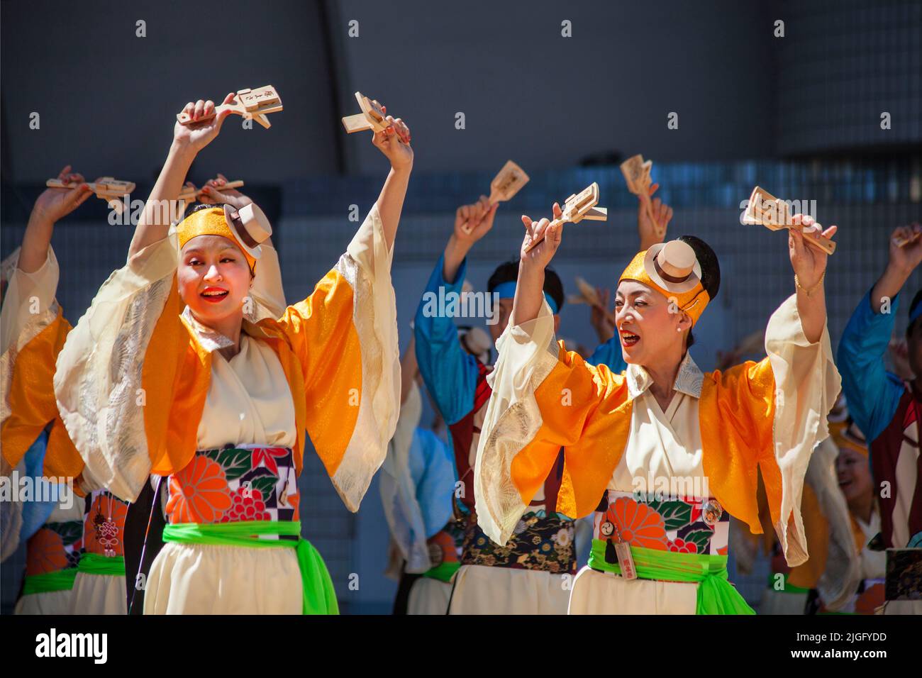 I ballerini folk si esibiscono a Yosakoi Matsuri, Harajuku, Tokyo, Giappone Foto Stock