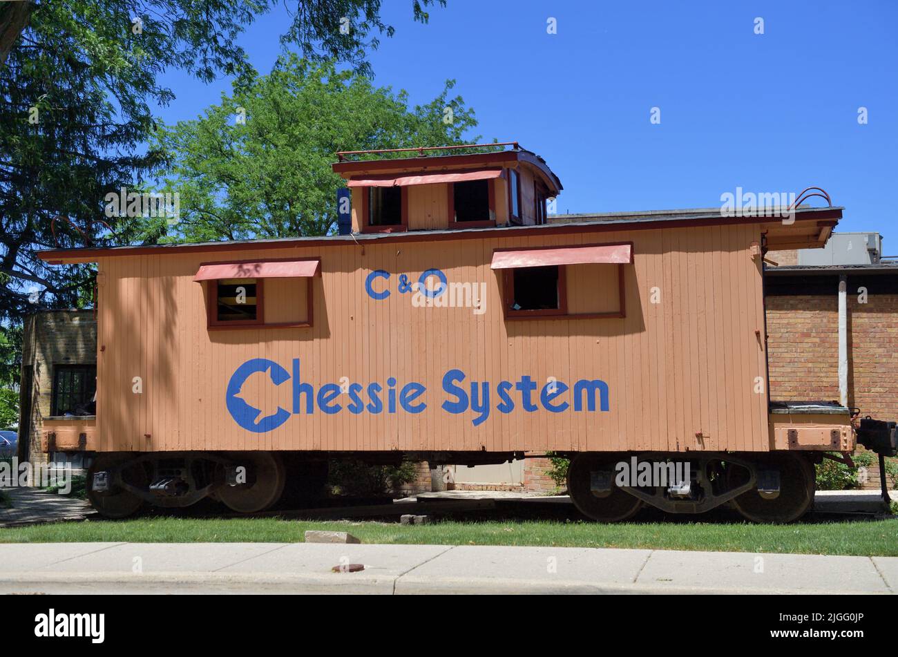 Barrington, Illinois, Stati Uniti. Un vecchio caboose Chesapeake e Ohio Railroad conservato su una strada panoramica in una comunità suburbana di Chicago. Foto Stock