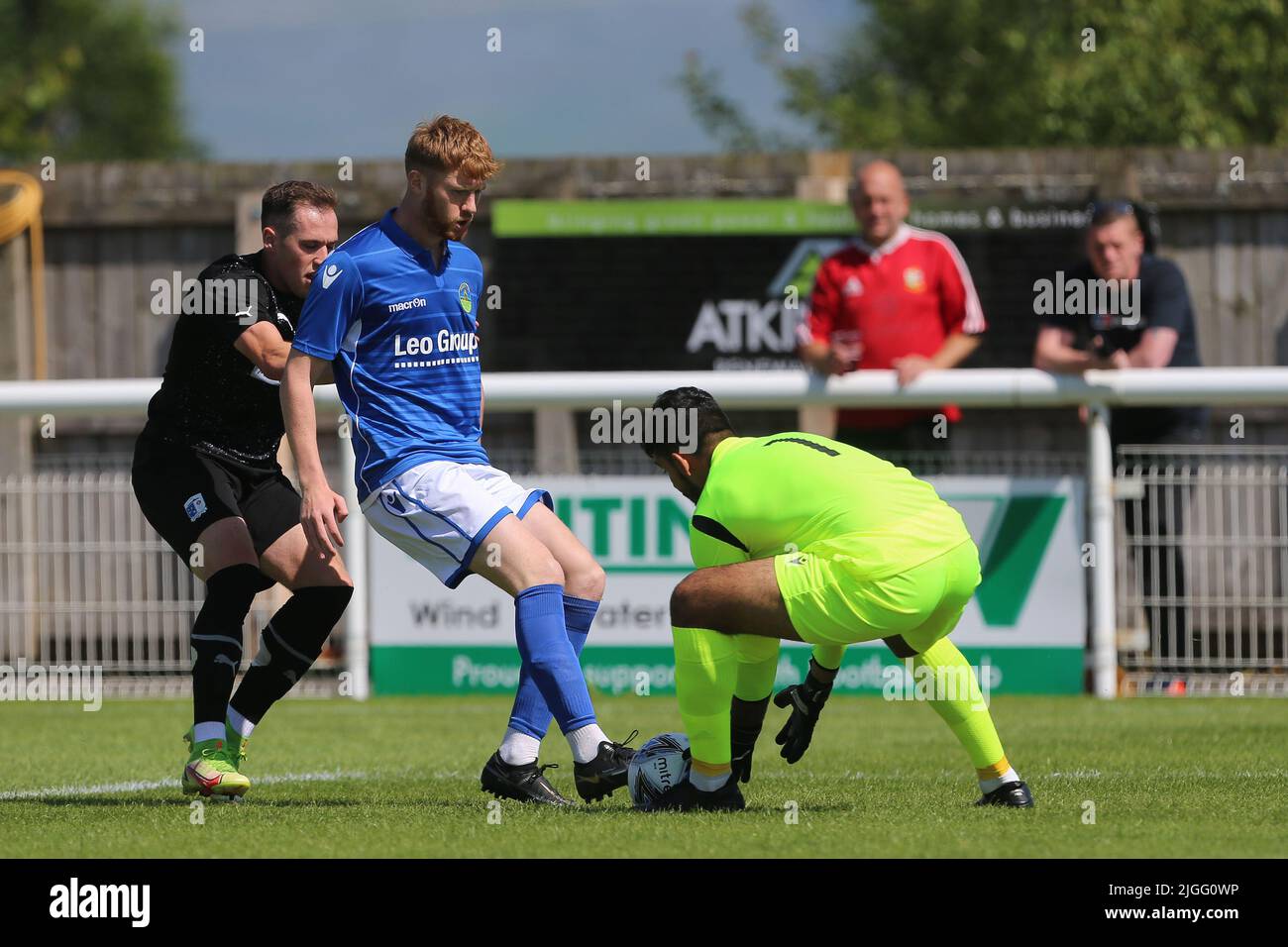PENRITH, REGNO UNITO. LUGLIO 9th Josh Kay of Barrow mette sotto pressione gli equipaggi Josh di Penrith e Arthur le Bland durante la partita di premiazione tra Penrith e Barrow al Frenchfield Park di Penrith sabato 9th luglio 2022. (Credit: Mark Fletcher | MI News) Credit: MI News & Sport /Alamy Live News Foto Stock