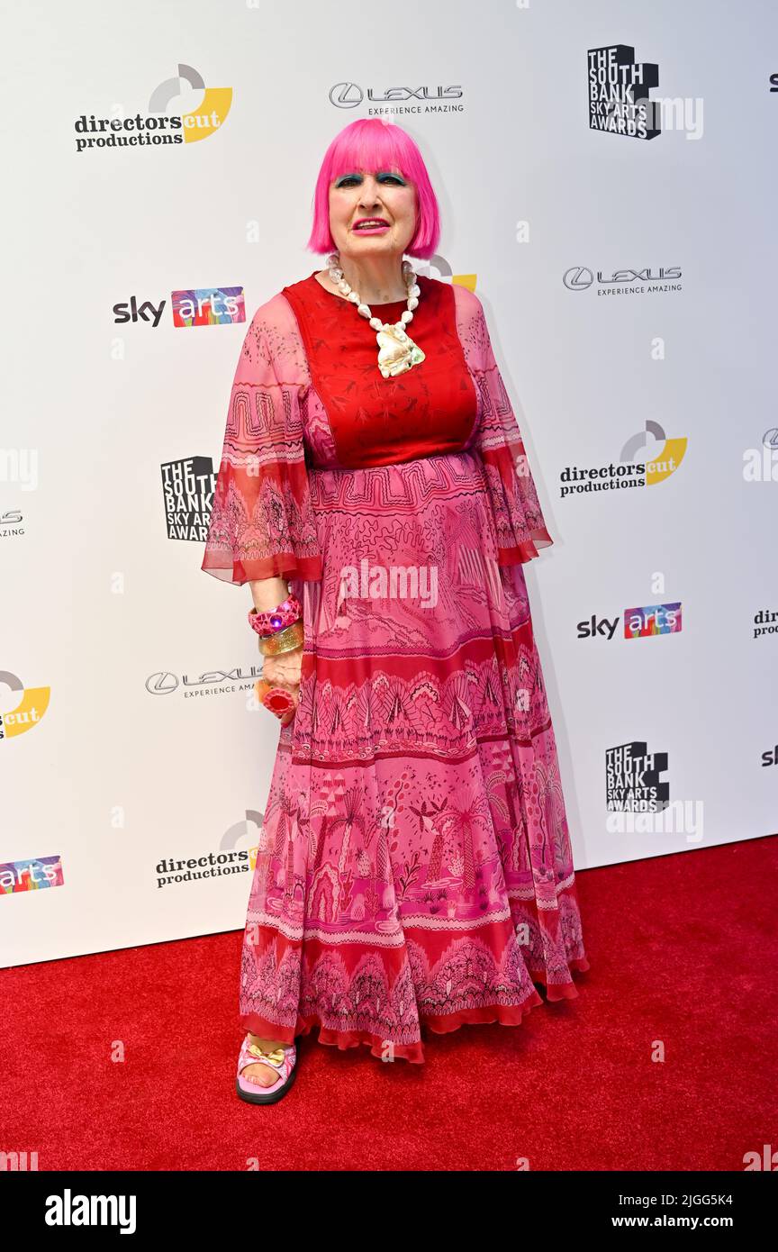 Londra, Regno Unito. 10th luglio 2022. Dame Zandra Rhodes partecipa al South Bank Sky Arts Awards 2022 al Savoy Hotel il 10 luglio 2022 a Londra, Regno Unito. – 10 luglio 2022. Credit: Vedi li/Picture Capital/Alamy Live News Foto Stock