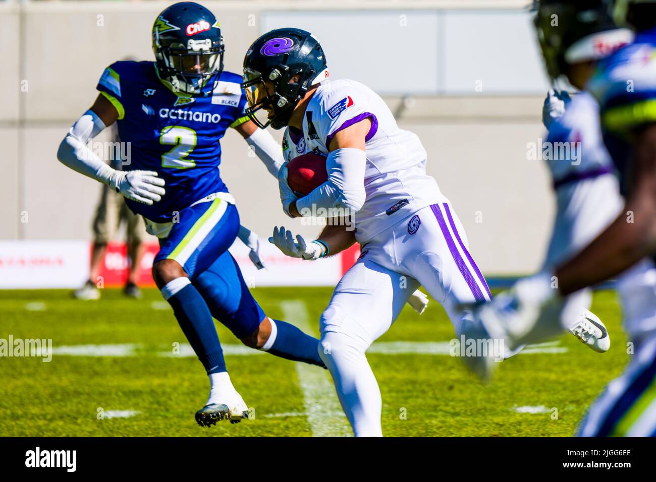 Stoccarda, Germania. 10th luglio 2022. WR # 17 Reeece Horn/Frankfurt Galaxy vs. # 2 Malcom Washington/Stuttgart Surge Credit: Frank Baumert/Alamy Live News Foto Stock