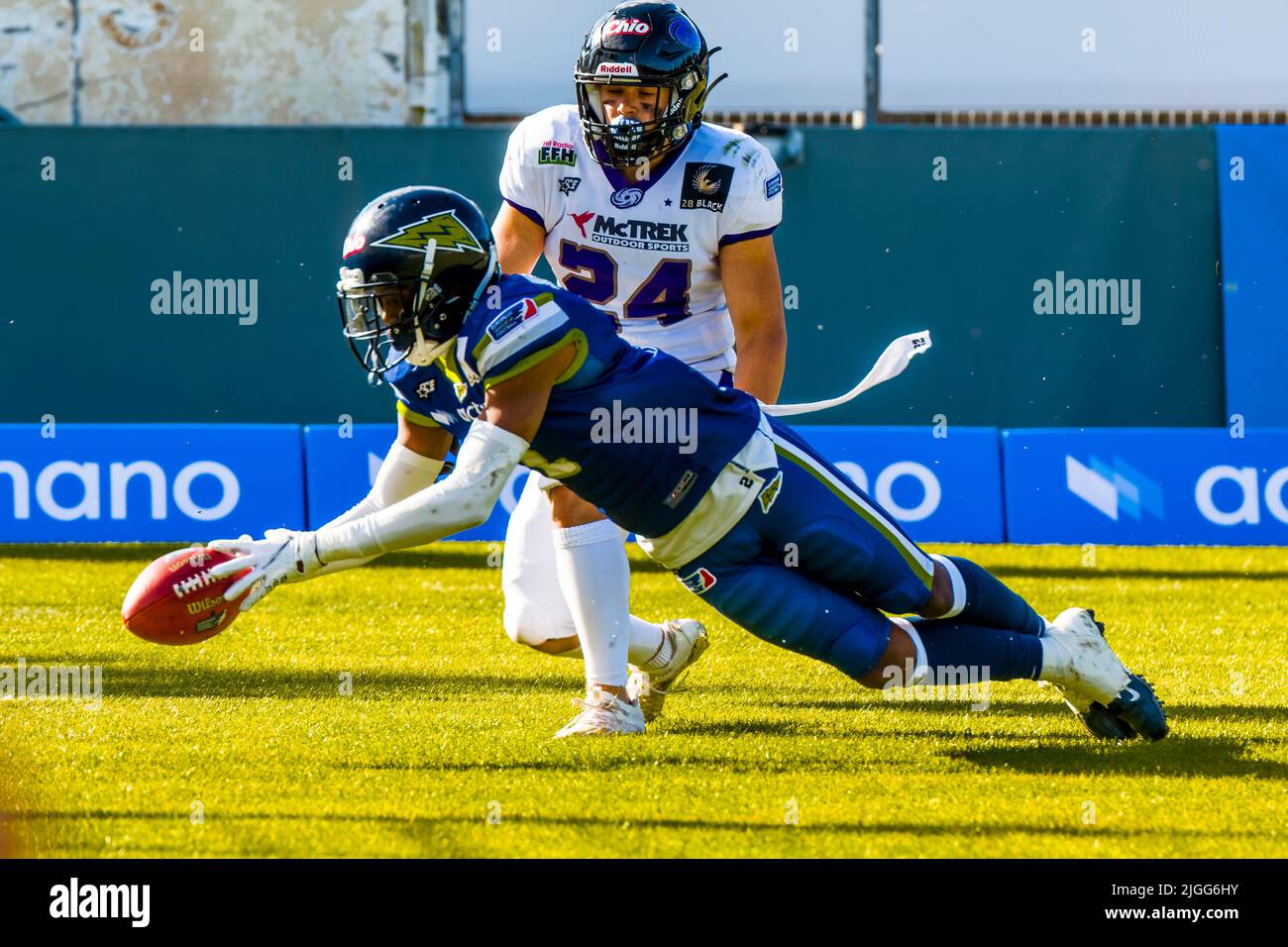 Stoccarda, Germania. 10th luglio 2022. 2 Malcolm Washington/Stuttgart Surge vs. DB # 24 Karim ben El Ghali/Frankfurt Galaxy Credit: Frank Baumert/Alamy Live News Foto Stock