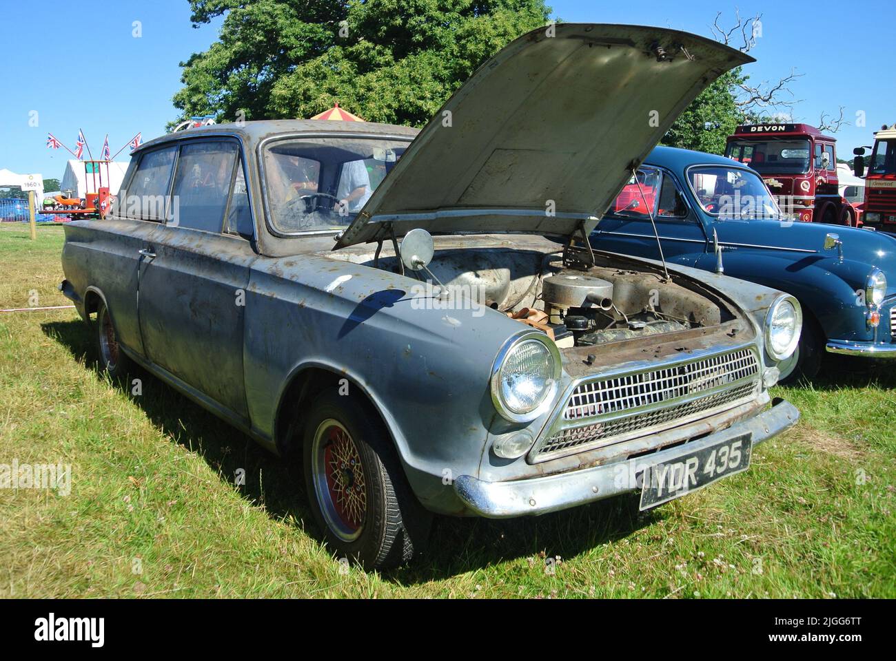 Un 1963 Ford Cortina Consul parcheggiato in mostra al 47th storico veicolo raduno mostra di auto classiche, Powderham, Devon, Inghilterra, Regno Unito. Foto Stock