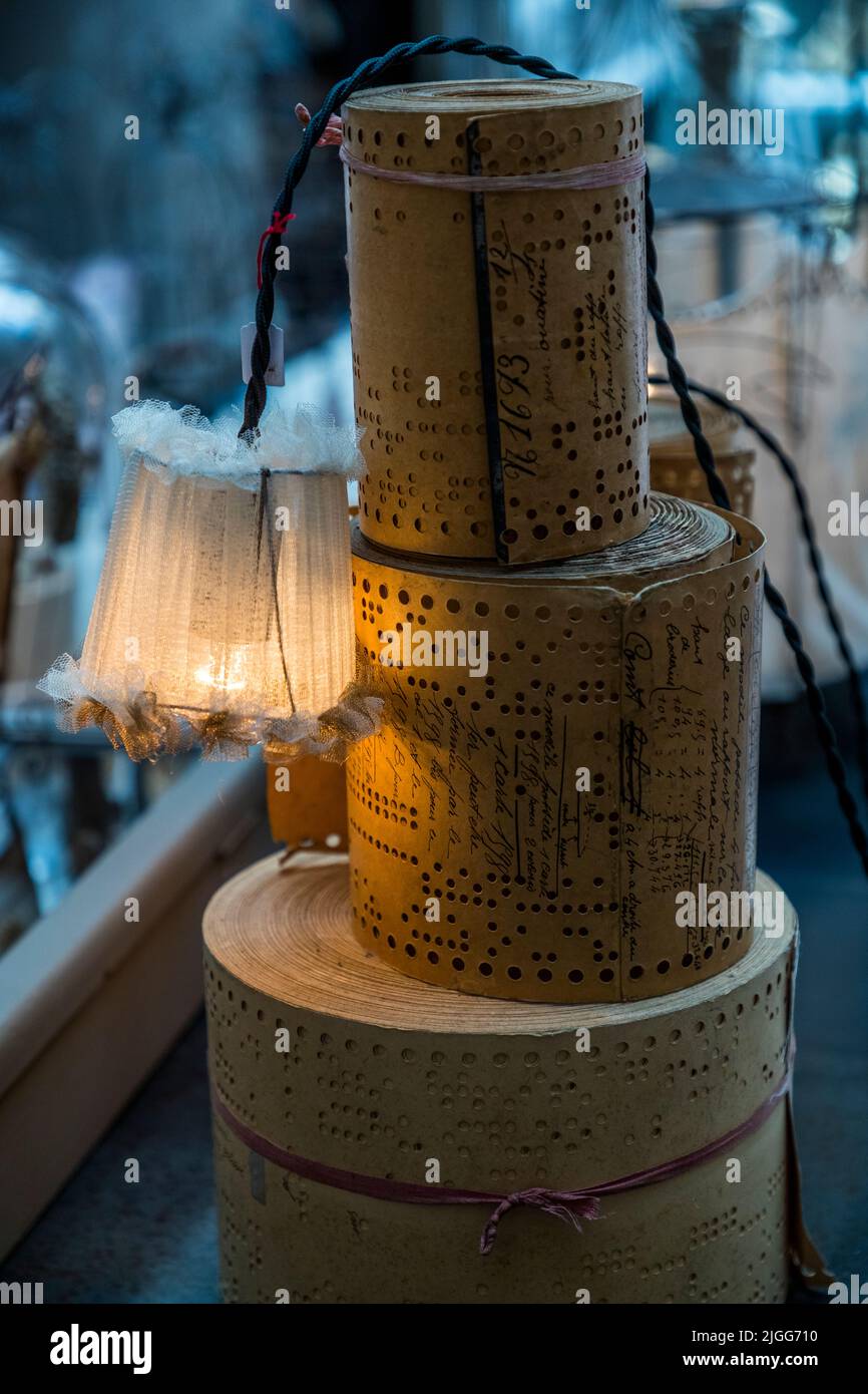 Rotoli di cartone iscritti riutilizzati come supporto per una lampada nella sala vendite di Vox Populi Compagnie ad Avignone, Francia. La fondatrice Pascale Palun gestisce un negozio creativo e indipendente di arredamento nella città vecchia. I materiali consumati sono la sua materia prima preferita: dà nuova vita a oggetti scartati di epoche passate e li trasforma in mobili e decorazioni. Dopo che l'attore John Malkovich le ha fatto arredare la sua casa, i suoi pezzi artigianali sono richiesti anche a livello internazionale. La casa ancestrale e lo studio, con una magnifica cupola di vetro antica, si trovano in Rue de la Bonneterie ad Avignone. Ogni pezzo è realizzato a mano Foto Stock