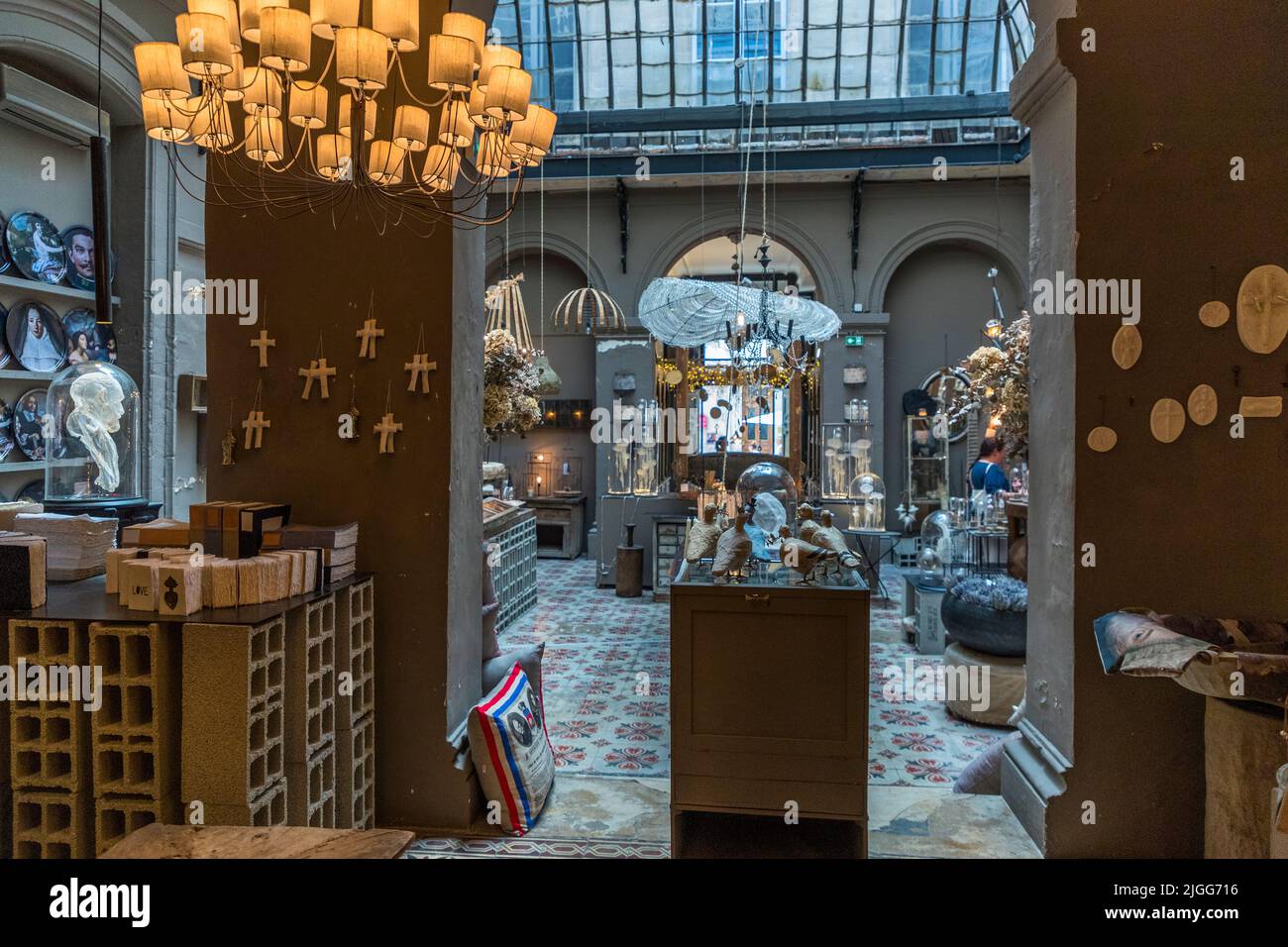 Una sala di vendita della Vox Populi Compagnie ad Avignone, Francia, mostra un viale simile a un mercato pieno di scaffali sotto un tetto a vetri a volta. La fondatrice Pascale Palun gestisce un negozio creativo e indipendente di decorazione d'interni nella vecchia città. I materiali consumati sono la sua materia prima preferita: dà nuova vita a oggetti scartati di epoche passate e li trasforma in mobili e decorazioni. Dopo che l'attore John Malkovich le ha fatto arredare la sua casa, i suoi pezzi artigianali sono richiesti anche a livello internazionale. La casa ancestrale e lo studio, con una magnifica cupola di vetro antica, si trovano in Rue de la Bonneterie ad Avignone. Ogni pi Foto Stock