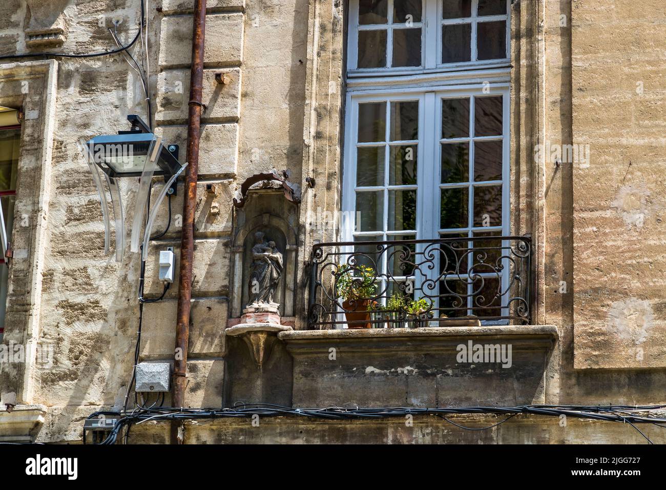 Tipiche di Avignone sono le figure della Madonna su molte facciate di case. Avignone, Francia Foto Stock