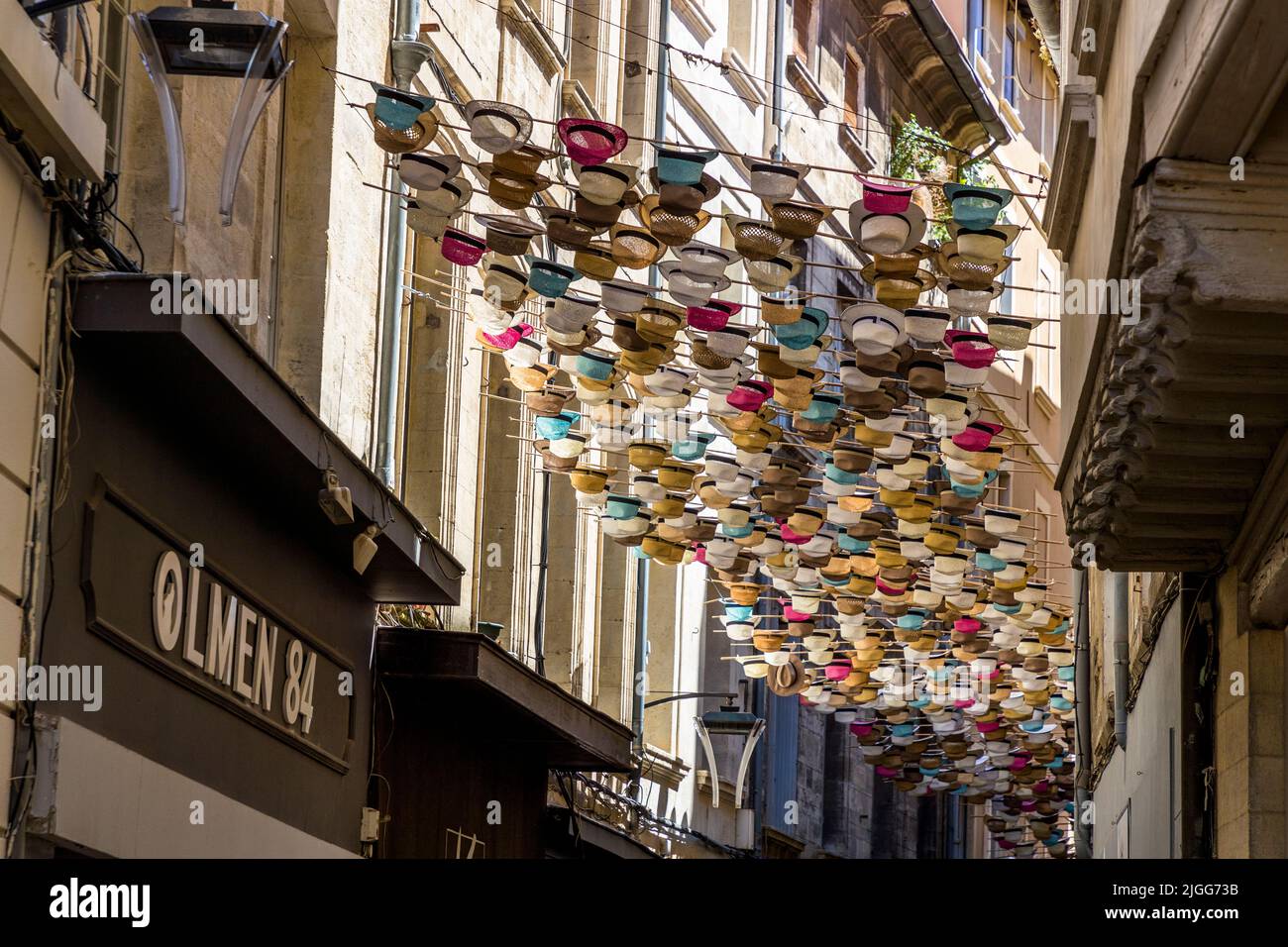 La strada dello shopping Rue du Vieux Sextier di Avignone è coperta da cappelli colorati. Avignone, Francia Foto Stock