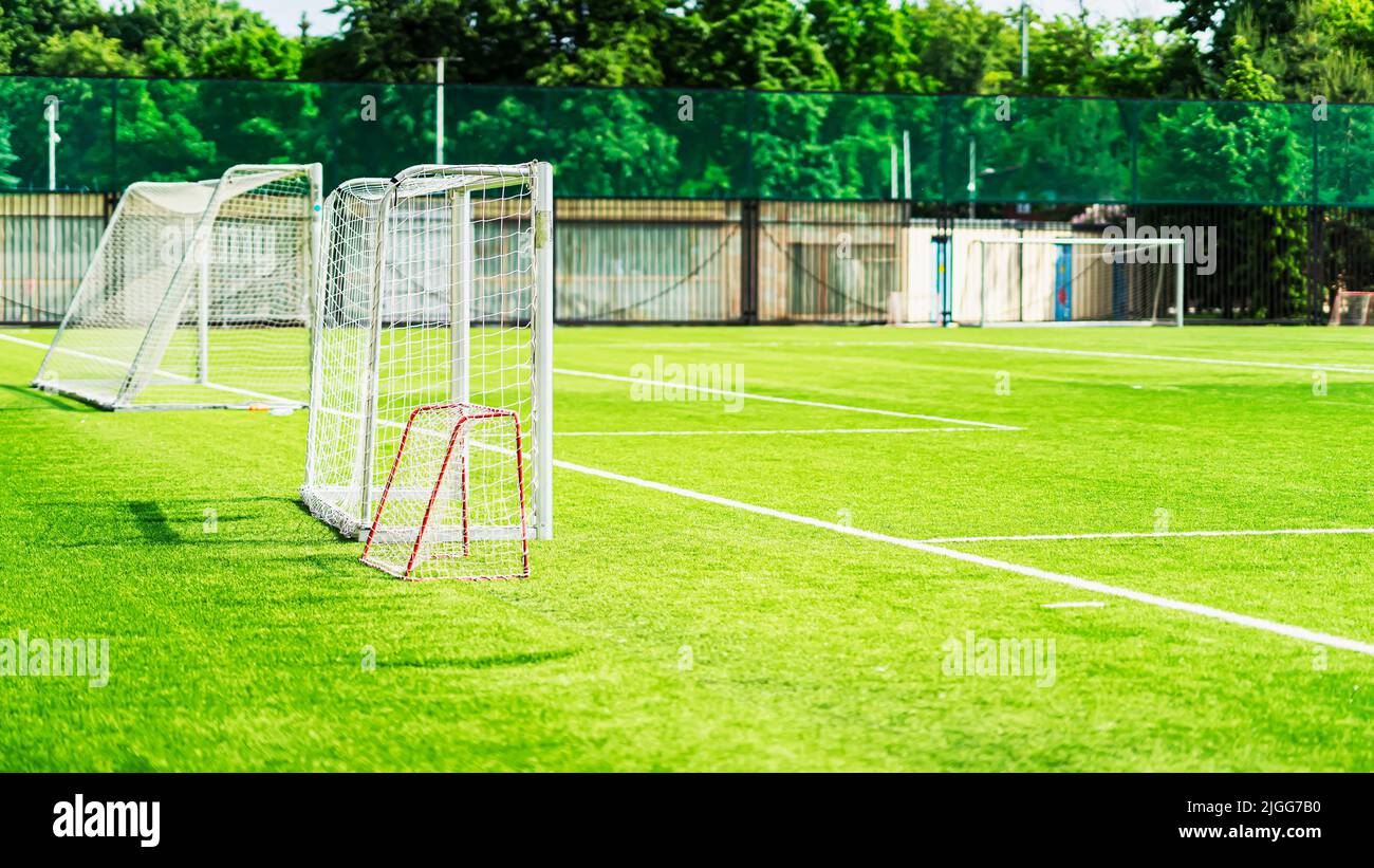 Bleachers e parte del campo di calcio con obiettivo di calcio Foto Stock