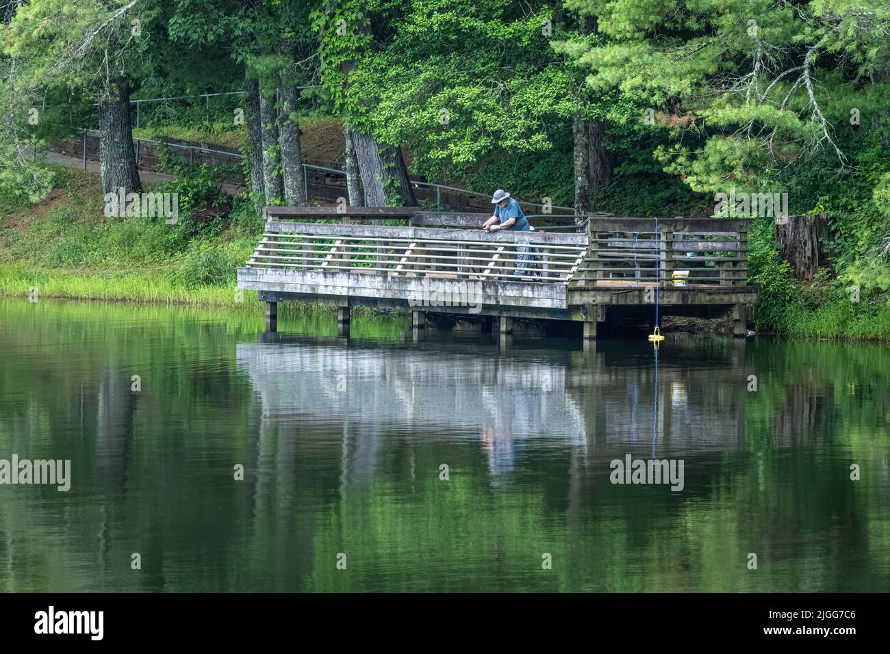 Pesca estiva al lago Winfield Scott, un'area ricreativa della foresta nazionale degli Stati Uniti nelle montagne della Georgia nord-orientale. (USA) Foto Stock