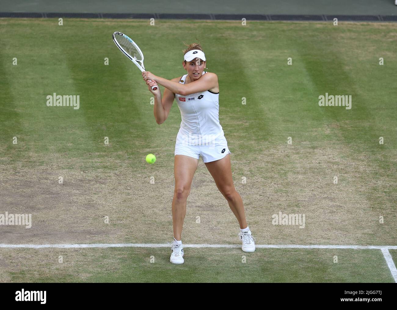 Londra, Regno Unito. 10th luglio 2022, All England Lawn Tennis and Croquet Club, Londra, Inghilterra; torneo di tennis di Wimbledon, finale doppio femminile; Elise Mertens (bel) gioca un backhand a Katerina Siniakova (CZE) Credit: Action Plus Sports Images/Alamy Live News Foto Stock