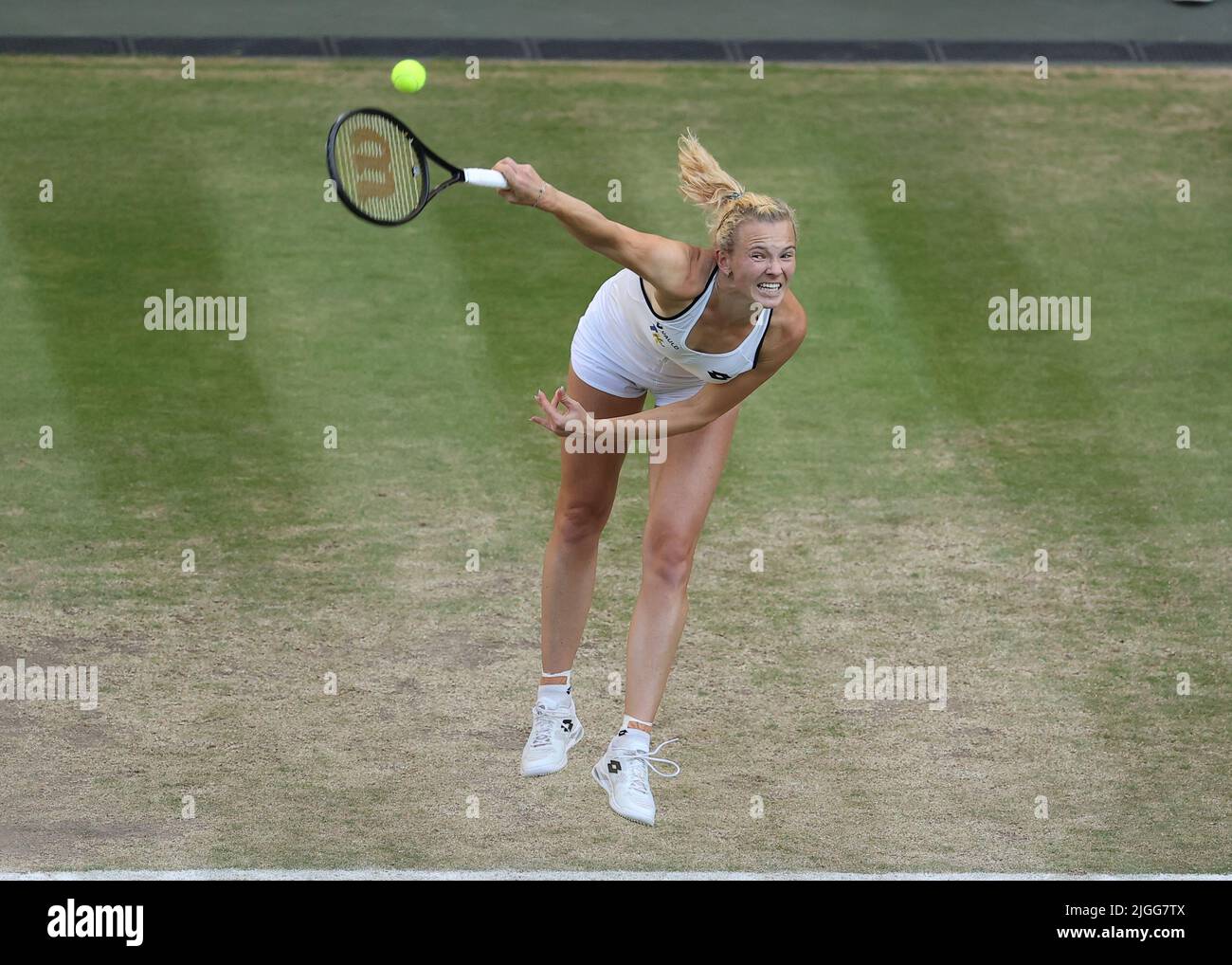 Londra, Regno Unito. 10th luglio 2022, All England Lawn Tennis and Croquet Club, Londra, Inghilterra; torneo di tennis di Wimbledon, finale doppio femminile; Katerina Siniakova (CZE) serve a Elise Mertens (bel) Credit: Action Plus Sports Images/Alamy Live News Foto Stock