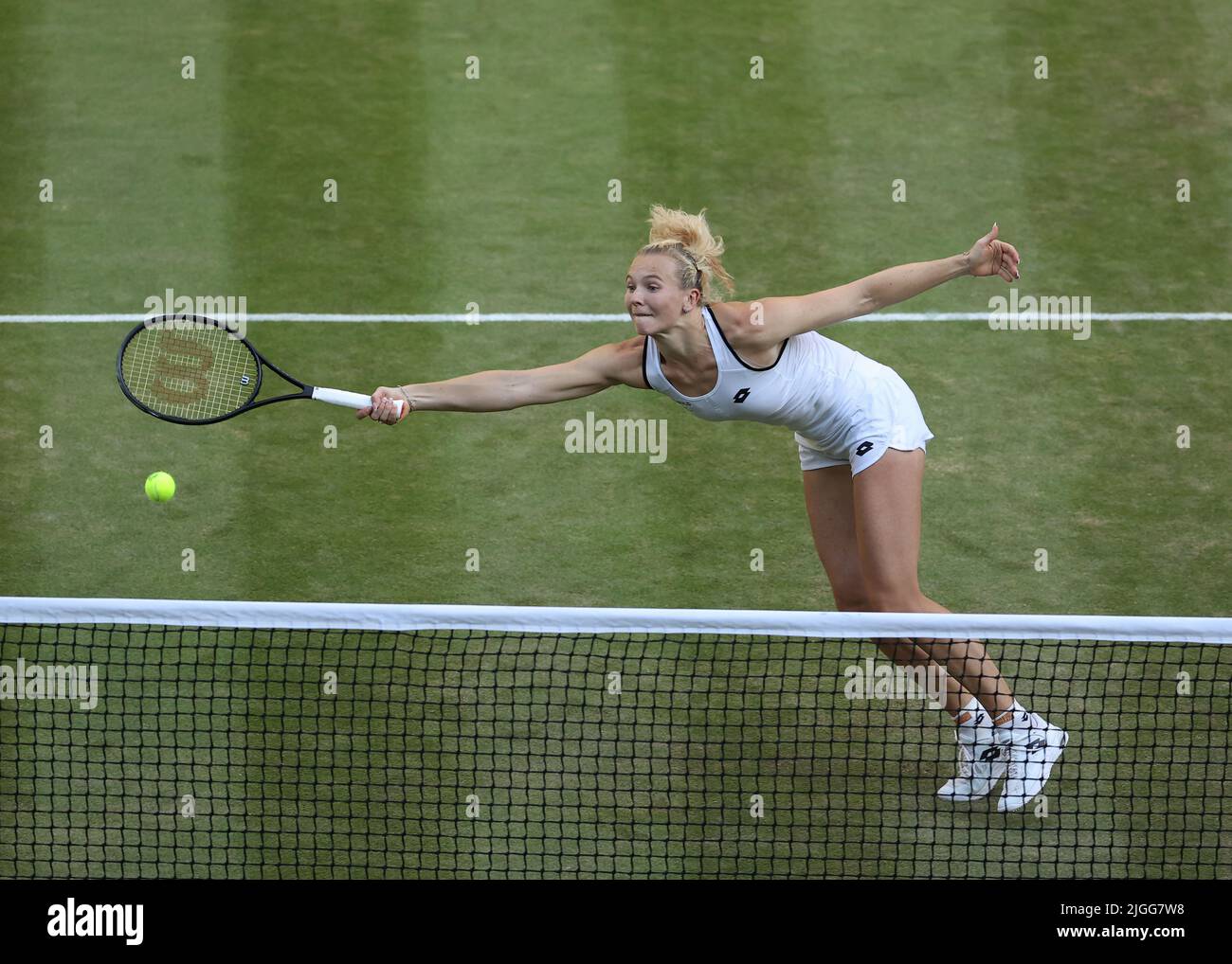 Londra, Regno Unito. 10th luglio 2022, All England Lawn Tennis and Croquet Club, Londra, Inghilterra; torneo di tennis di Wimbledon, finale doppio femminile; Katerina Siniakova (CZE) gioca una mano a Elise Mertens (bel) Credit: Action Plus Sports Images/Alamy Live News Foto Stock