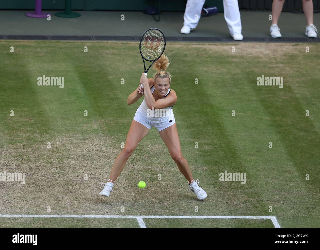 Londra, Regno Unito. 10th luglio 2022, All England Lawn Tennis and Croquet Club, Londra, Inghilterra; torneo di tennis di Wimbledon, finale doppio femminile; Katerina Siniakova (CZE) gioca un backhand a Elise Mertens (bel) Credit: Action Plus Sports Images/Alamy Live News Foto Stock