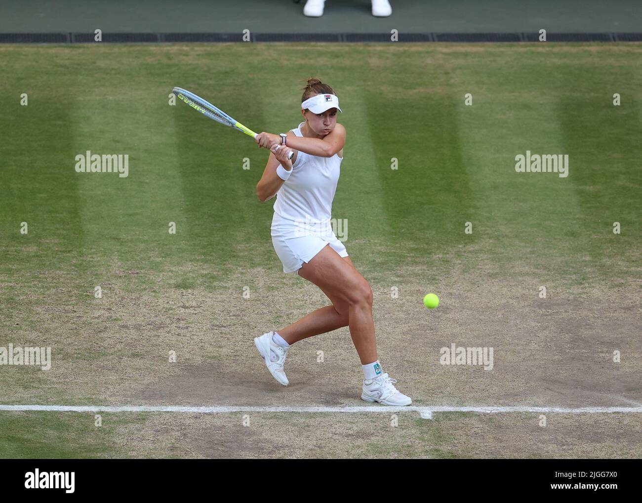 Londra, Regno Unito. 10th luglio 2022, All England Lawn Tennis and Croquet Club, Londra, Inghilterra; torneo di tennis di Wimbledon, finale doppio femminile; Elise Mertens (bel) gioca un backhand a Katerina Siniakova (CZE) Credit: Action Plus Sports Images/Alamy Live News Foto Stock