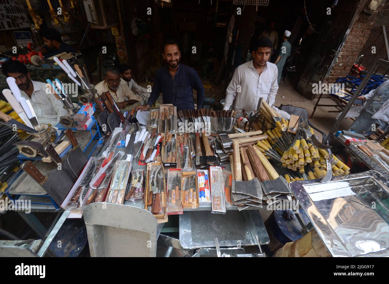 Peshawar, Pakistan. 8th luglio 2022. Un uomo vende roba usato in barbecue per i clienti prima del festival musulmano di Eid al-Adha a Peshawar. EID al-Adha segna il pellegrinaggio musulmano annuale, noto come Hajj, per visitare la Mecca. Durante Eid al-Adha, i musulmani macelleranno un animale e divideranno la carne in tre parti: Una per la famiglia, una per gli amici e i parenti, e una per i poveri e i bisognosi. (Credit Image: © Hussain Ali/Pacific Press via ZUMA Press Wire) Foto Stock