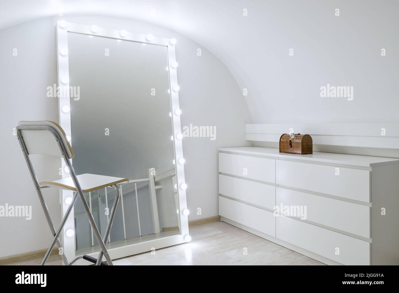 Posto per il trucco nel salone delle unghie, interni luminosi del moderno negozio di manicure. Salone di bellezza interno, sala per il make-up. Pulire il salone vuoto alla moda delle unghie. Spa, cosme Foto Stock