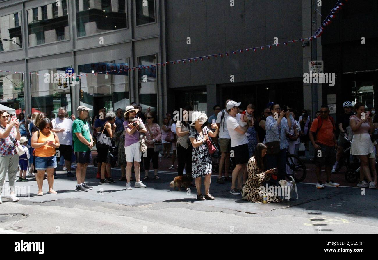 10 luglio 2022, New York, USA: (NUOVO) FIAFÃ¢â‚¬â„¢giorno della Bastiglia a New York. 10 luglio 2022, New York, USA: Il FIAFÃ¢â‚¬â„¢S Bastille Day, che celebra la Giornata Nazionale di FranceÃ¢â‚¬â„¢, si svolge a New York su Madison Avenue dal 59th al 63 strada con cucina francese, musique, danza e una miriade di attrazioni per tutta la famiglia, a partire dal 12pm -5pm con la presenza di molte persone; bambini, ragazzi e adulti. L'evento include spettacoli dal vivo sul palco principale con Paul Beaubrun, DJ Orson, Cal Hunt e il Musical Notre Dame de Paris. ItÃ¢â‚¬â„¢è libero e aperto a tutti e con la presenza di NYPD Foto Stock