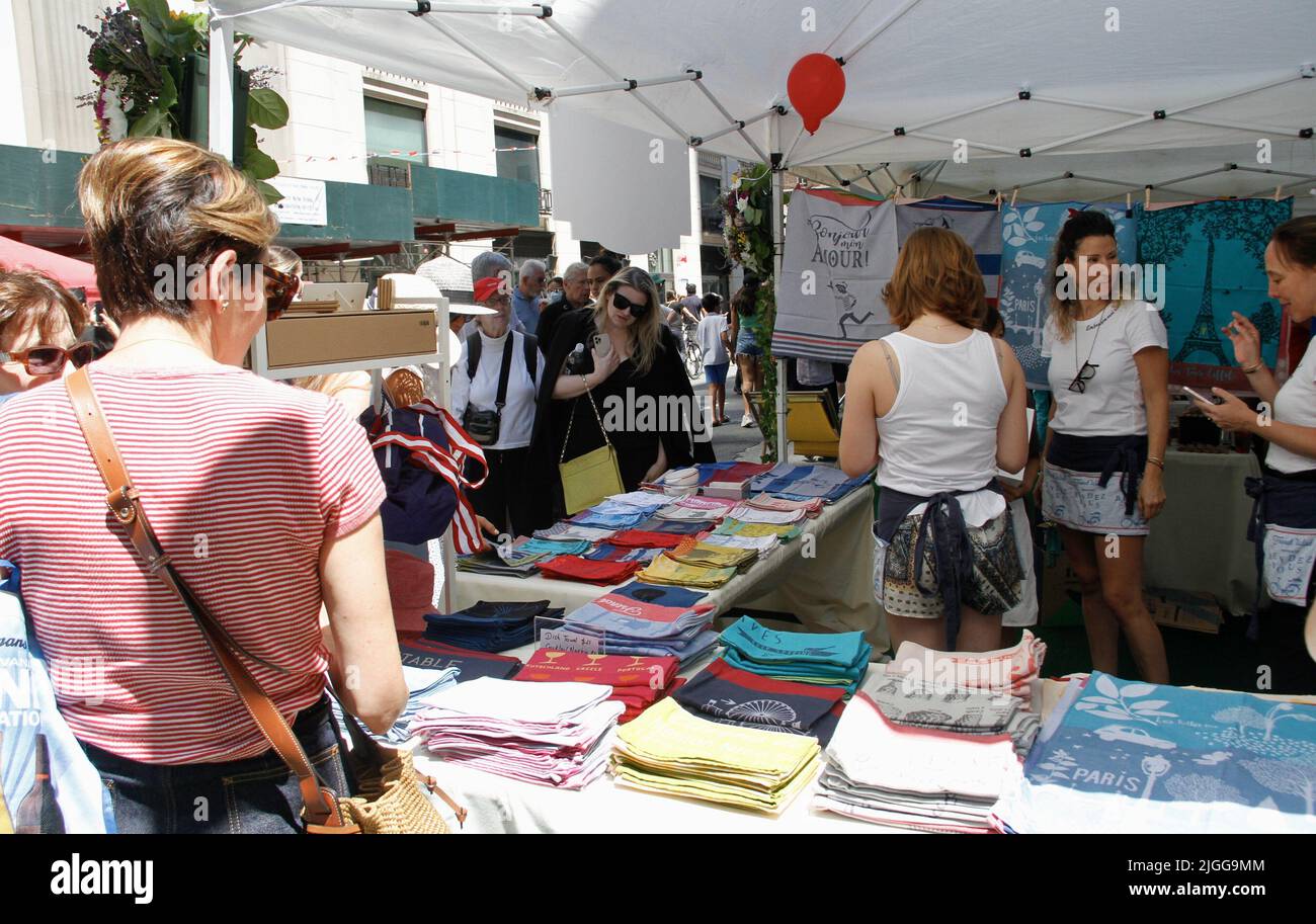 10 luglio 2022, New York, USA: (NUOVO) FIAFÃ¢â‚¬â„¢giorno della Bastiglia a New York. 10 luglio 2022, New York, USA: Il FIAFÃ¢â‚¬â„¢S Bastille Day, che celebra la Giornata Nazionale di FranceÃ¢â‚¬â„¢, si svolge a New York su Madison Avenue dal 59th al 63 strada con cucina francese, musique, danza e una miriade di attrazioni per tutta la famiglia, a partire dal 12pm -5pm con la presenza di molte persone; bambini, ragazzi e adulti. L'evento include spettacoli dal vivo sul palco principale con Paul Beaubrun, DJ Orson, Cal Hunt e il Musical Notre Dame de Paris. ItÃ¢â‚¬â„¢è libero e aperto a tutti e con la presenza di NYPD Foto Stock