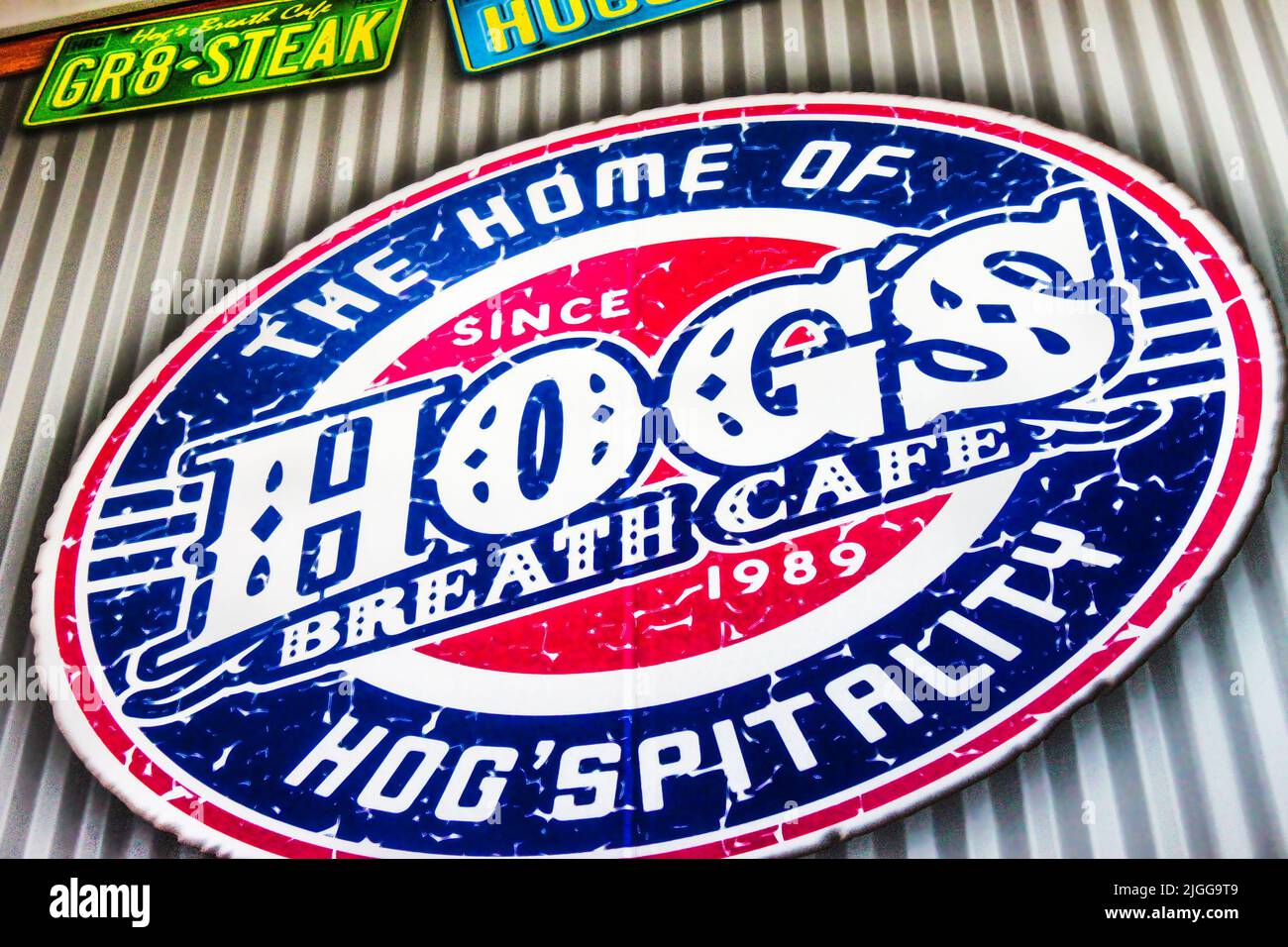 2015-02023 Gold Coast Australia segno ovale per Hogs Breath Cafe su parete in acciaio corregato - Closeup Foto Stock