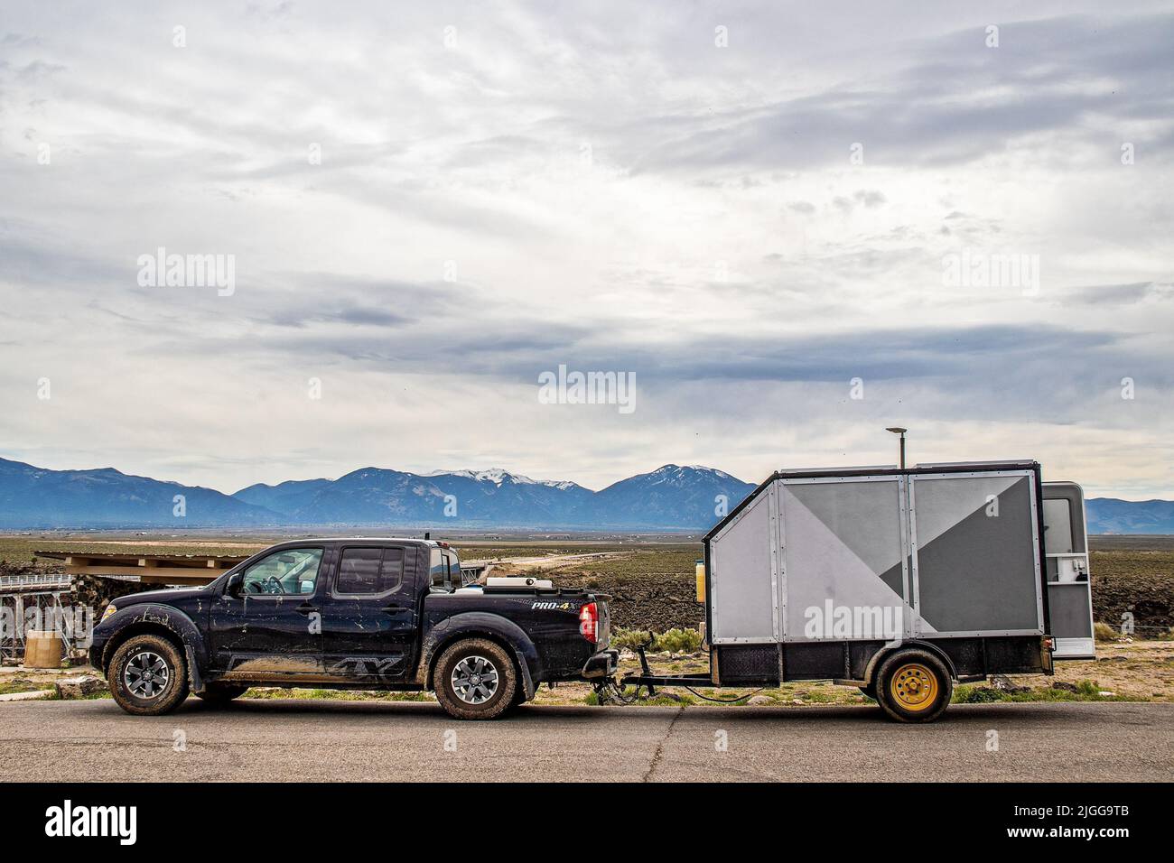 2021 05 21 nei pressi di Taos New Mexico USA - rimorchio per camion a trazione integrale fangosa 4 per il traino di biciclette da terra parcheggiate al Rio Grande Gorge state Park Foto Stock