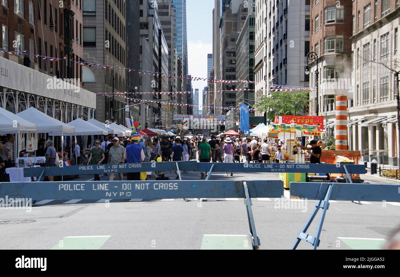 10 luglio 2022, New York, USA: (NUOVO) FIAFÃ¢â‚¬â„¢giorno della Bastiglia a New York. 10 luglio 2022, New York, USA: Il FIAFÃ¢â‚¬â„¢S Bastille Day, che celebra la Giornata Nazionale di FranceÃ¢â‚¬â„¢, si svolge a New York su Madison Avenue dal 59th al 63 strada con cucina francese, musique, danza e una miriade di attrazioni per tutta la famiglia, a partire dal 12pm -5pm con la presenza di molte persone; bambini, ragazzi e adulti. L'evento include spettacoli dal vivo sul palco principale con Paul Beaubrun, DJ Orson, Cal Hunt e il Musical Notre Dame de Paris. ItÃ¢â‚¬â„¢è libero e aperto a tutti e con la presenza di NYPD Foto Stock