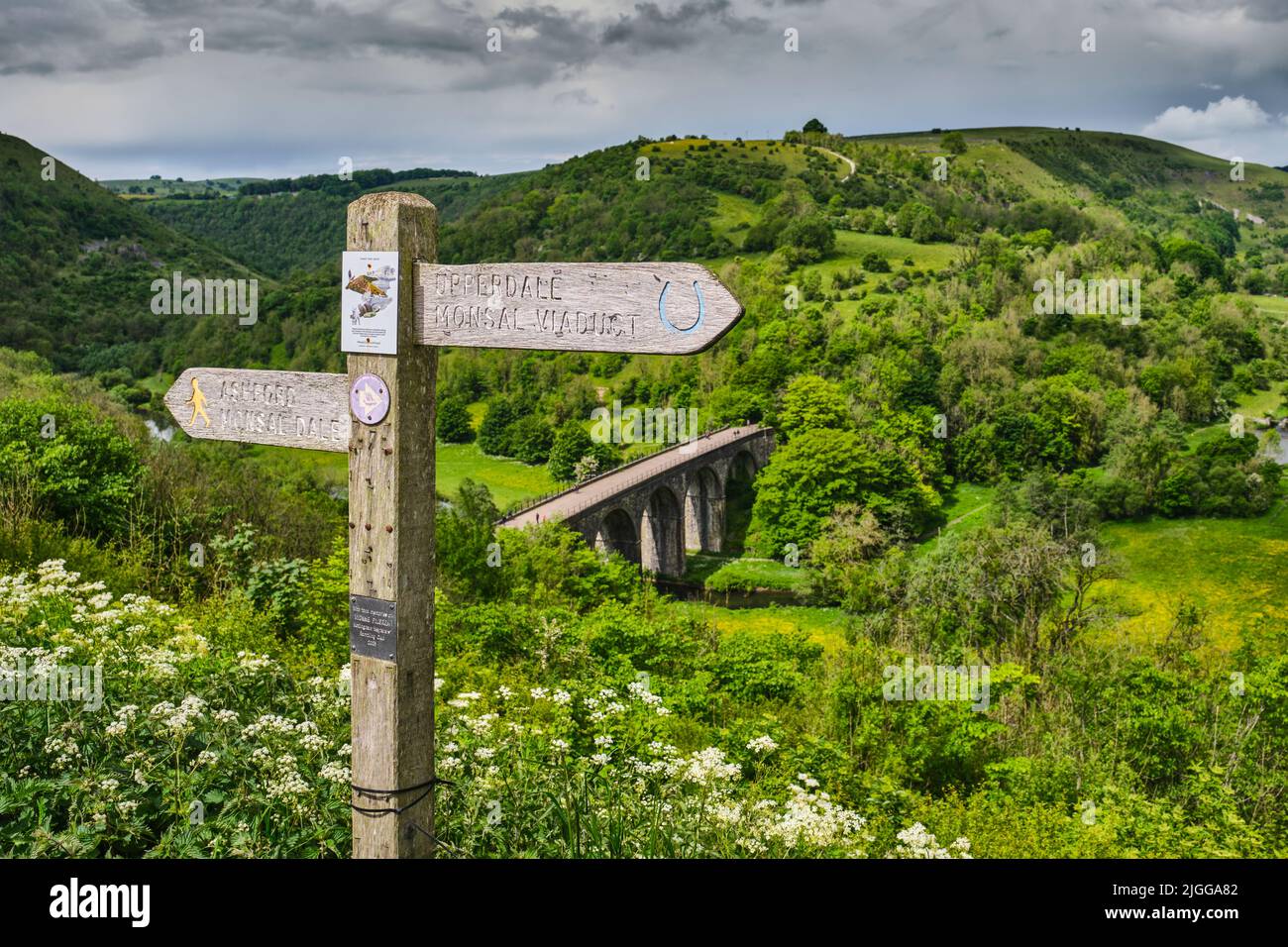 Monsal Trail Waymarker segno e Headstone Viadotto Foto Stock