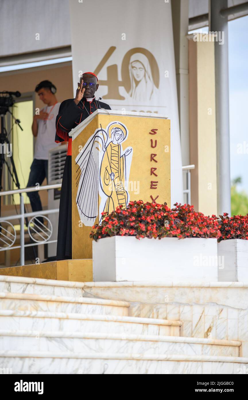 Il Cardinale Robert Sarah benedice i fedeli a conclusione della sua catechesi durante il Mladifest 2021 – la festa della gioventù – a Medjugorje. Foto Stock