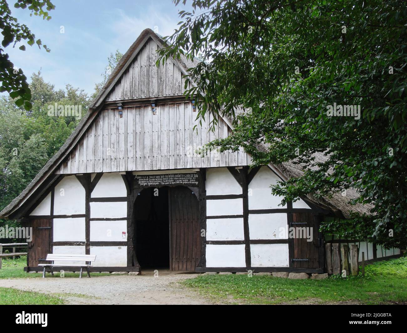 Lo Schleswig-Holsteinisches Freilichtmuseum (Molfsee) è un museo all'aperto con fattorie, scuderie, mulini, tipico della Germania dei secoli passati. Foto Stock