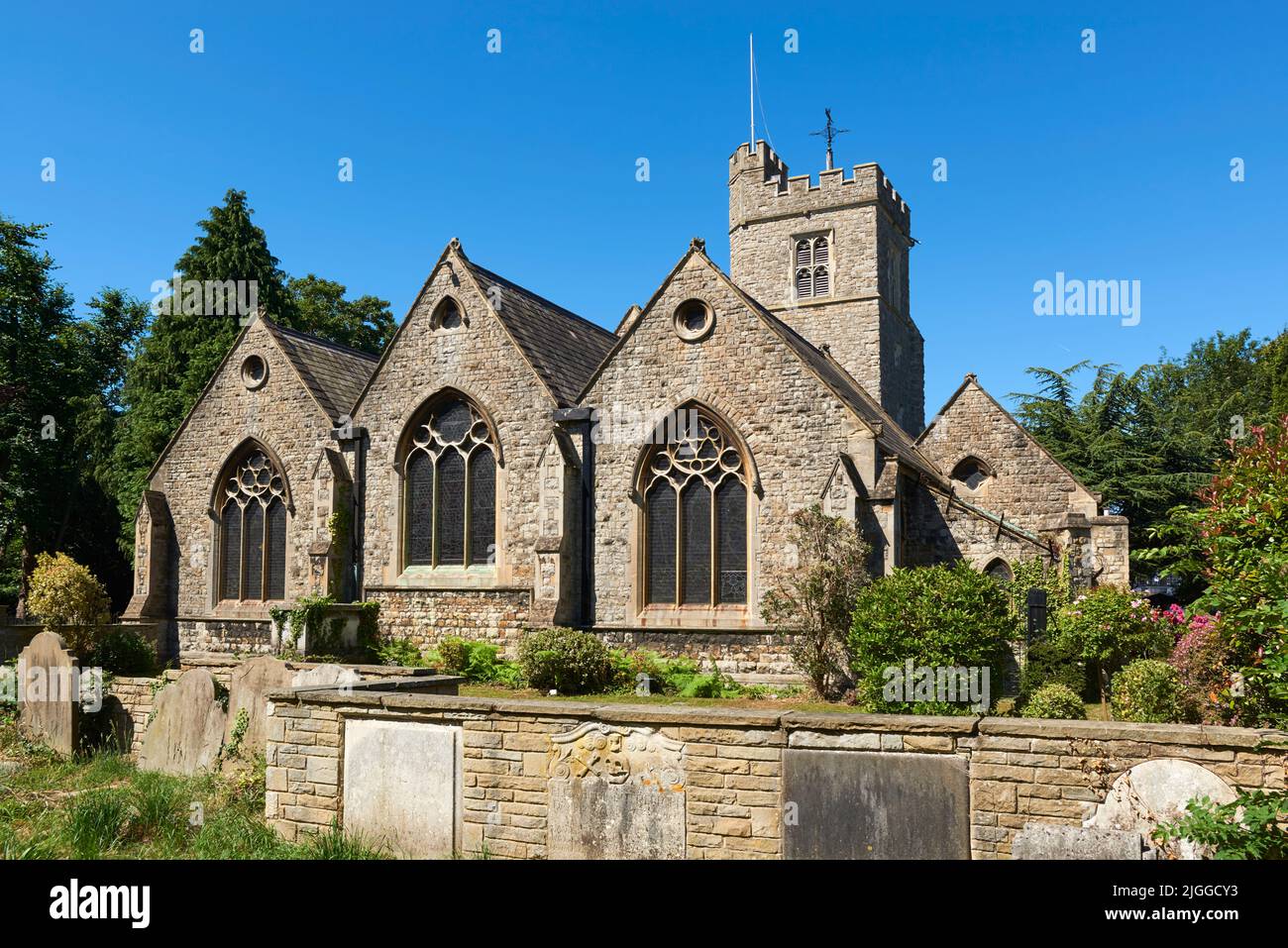 L'esterno della chiesa di Heston, nel London Borough di Hounslow, Londra Regno Unito, con torre medievale e navata vittoriana Foto Stock