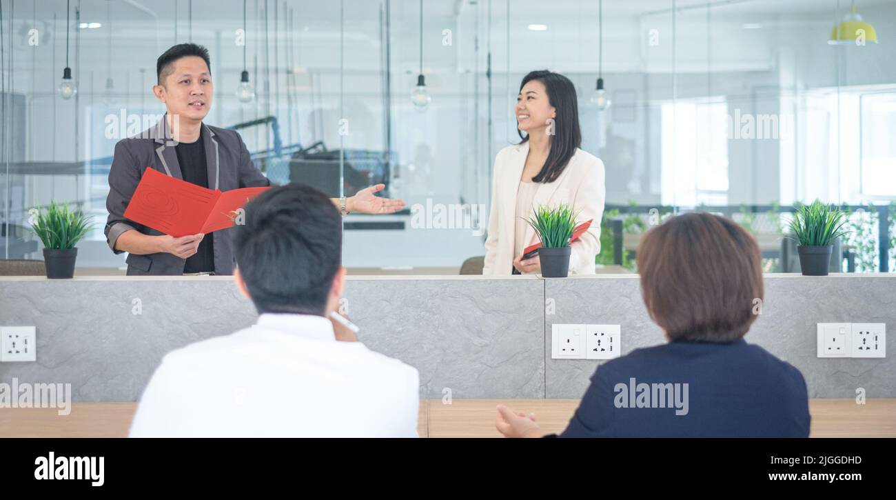 Formazione del team aziendale in corso, con formatori e tirocinanti in uno spazio di co-lavoro. Foto Stock