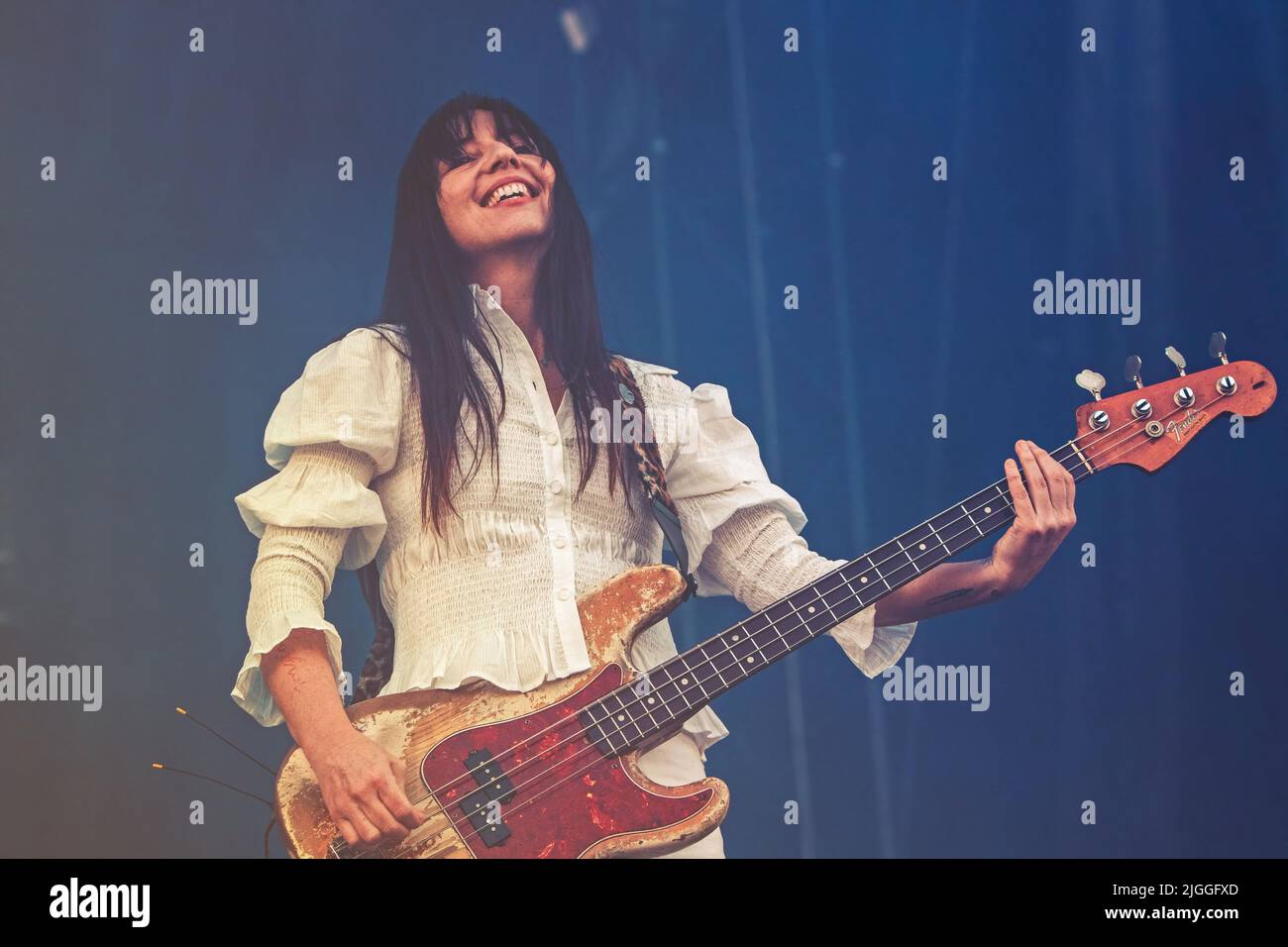 Madrid, Spagna. 09th luglio 2022. Paz Lenchantin della band Pixies suona sul palco al MadCool Festival di Madrid. Credit: SOPA Images Limited/Alamy Live News Foto Stock